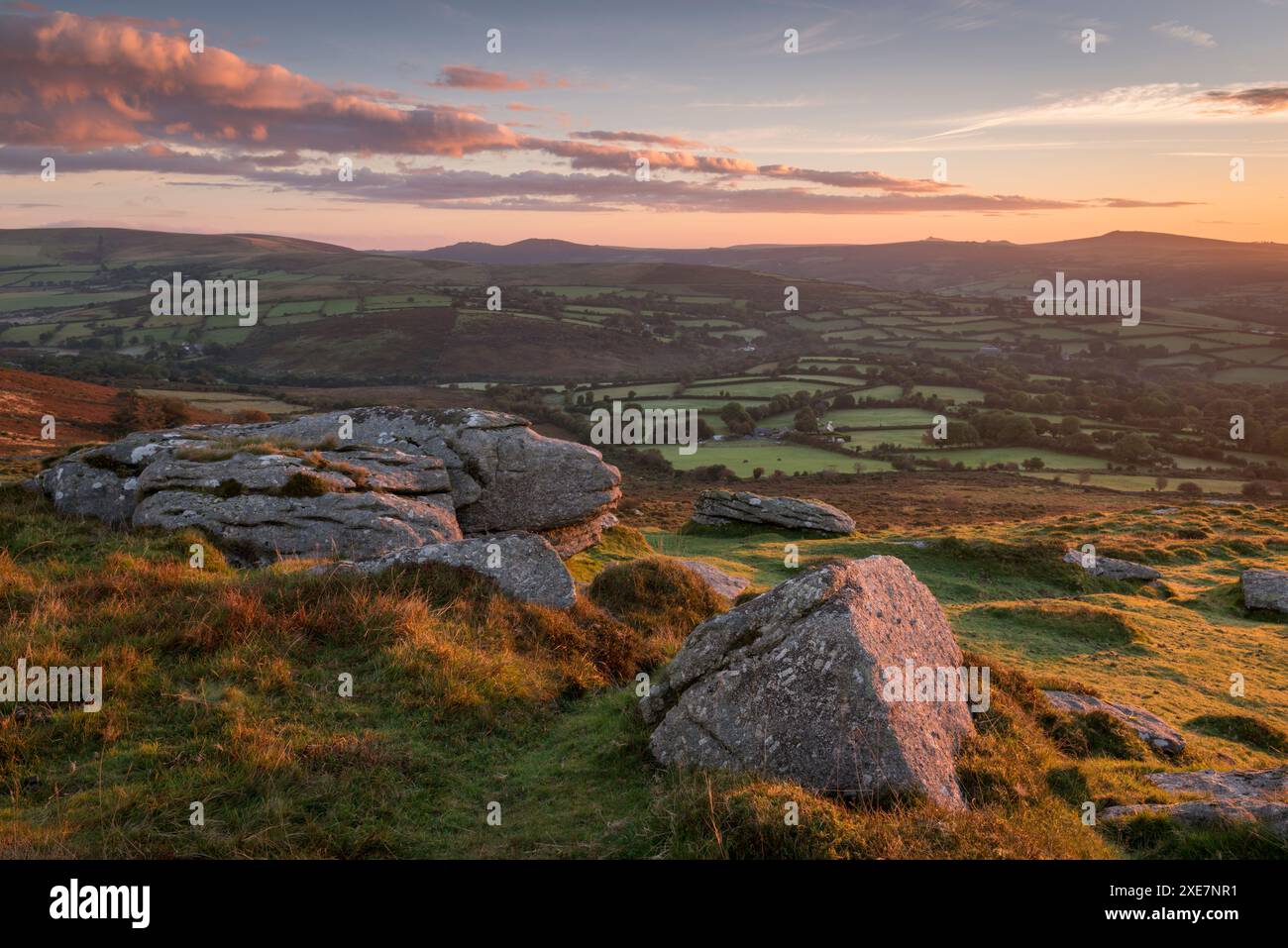 Lever du soleil sur la campagne vallonnée de Corndon Tor, Dartmoor, Devon, Angleterre. Automne (octobre) 2016. Banque D'Images