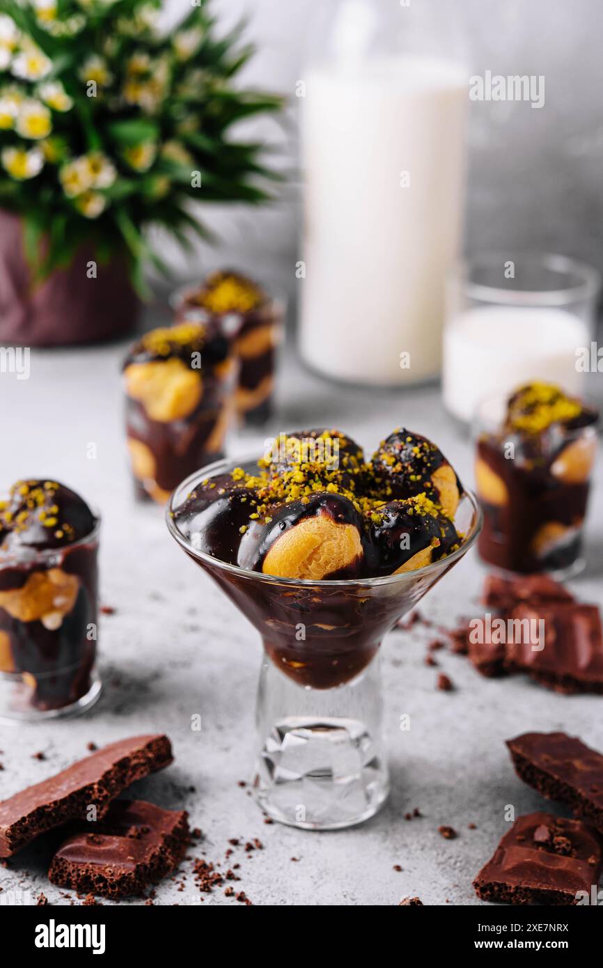 Cuisine française, savoureux dessert profiteroles avec chocolat chaud Banque D'Images