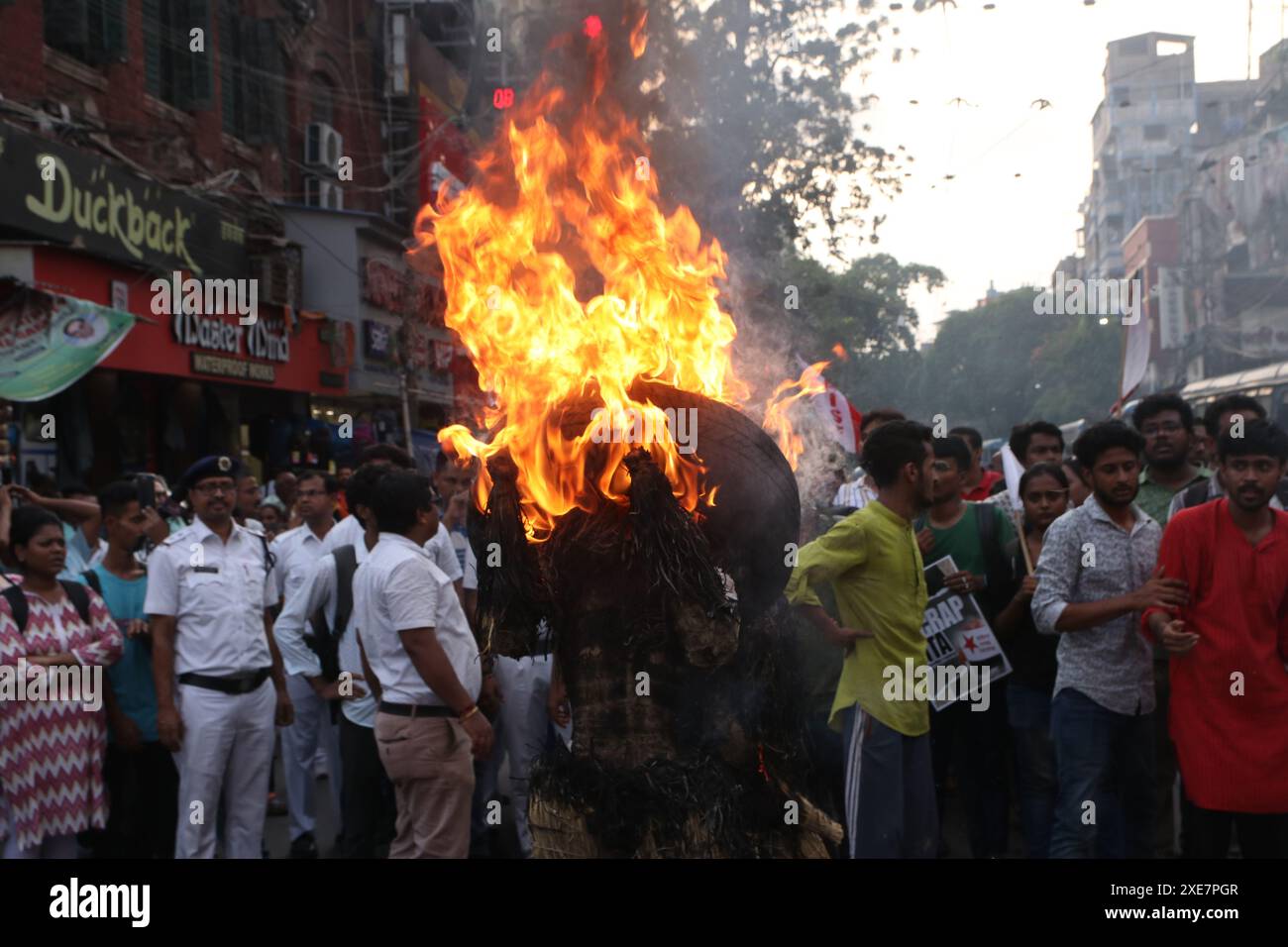 25 juin 2024, Kolkata, Bengale occidental, Inde : des étudiants indiens criant un slogan brûlent une effigie et des pneus alors qu'ils bloquent une route lors d'un rassemblement de protestation contre une escroquerie présumée dans les examens d'entrée médicale nationaux NEET et UGC-net, qui sont tenus par l'Agence nationale d'essais (NTA). Ils protestent contre les irrégularités du gouvernement et les fuites de papier, ainsi que contre une forte augmentation de la liste de mérite du prestigieux examen où un nombre sans précédent de 67 étudiants obtiennent des notes de 100% dans l'histoire de l'agence de test. (Crédit image : © Dipa Chakraborty/Pacific Press via ZUMA Press Wire) USAGE ÉDITORIAL ONL Banque D'Images