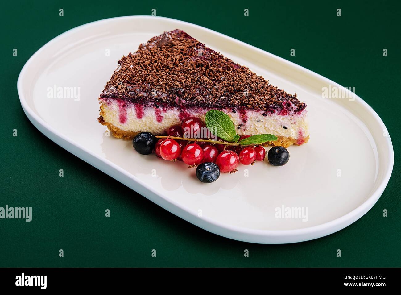 Cheesecake à la vanille avec sauce au chocolat et baies Banque D'Images