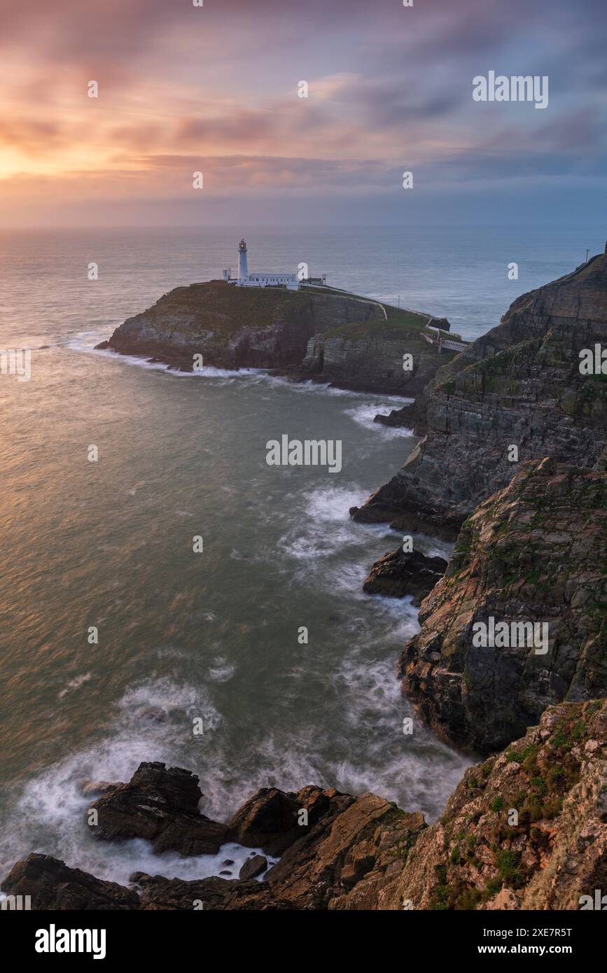 Phare de South Stack au coucher du soleil, île d'Anglesey, nord du pays de Galles, Royaume-Uni. Automne (septembre) 2017. Banque D'Images
