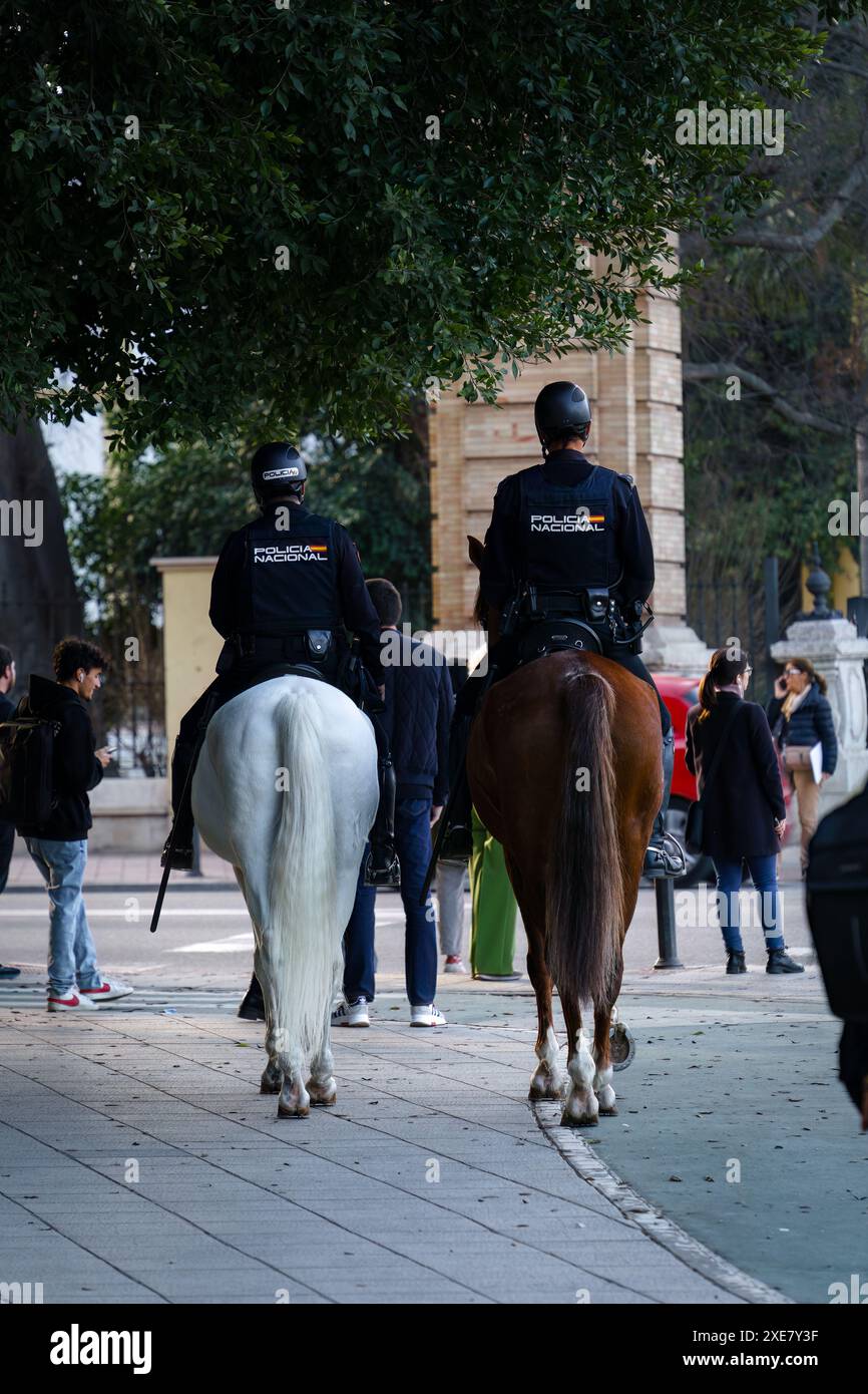 Séville, Espagne. 7 février 2024 - des policiers à cheval patrouillent dans les rues Banque D'Images