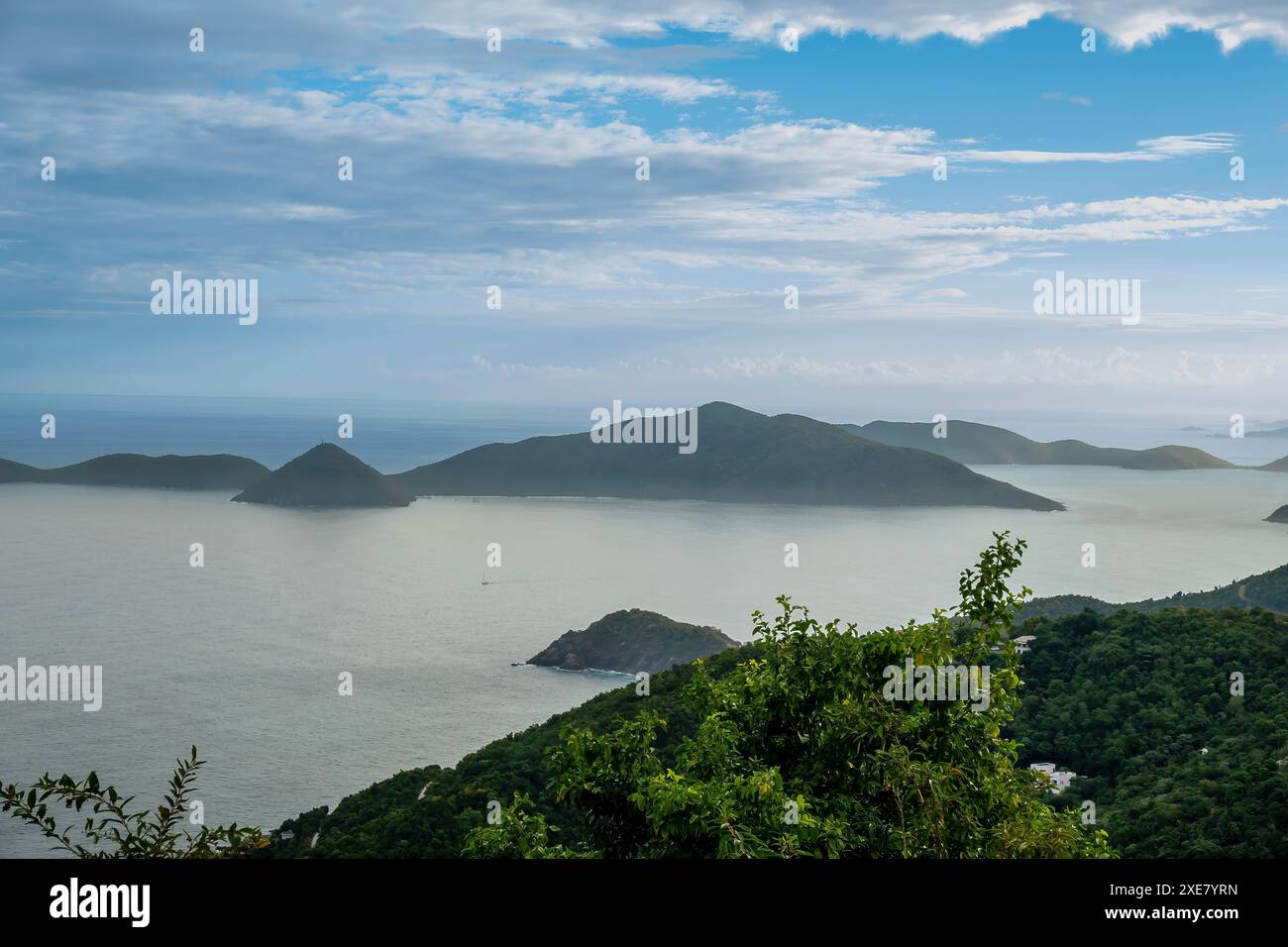 Paradise dévoilé : exploration des paysages sereins et des maisons vibrantes de Tortola dans les îles Vierges britanniques Banque D'Images