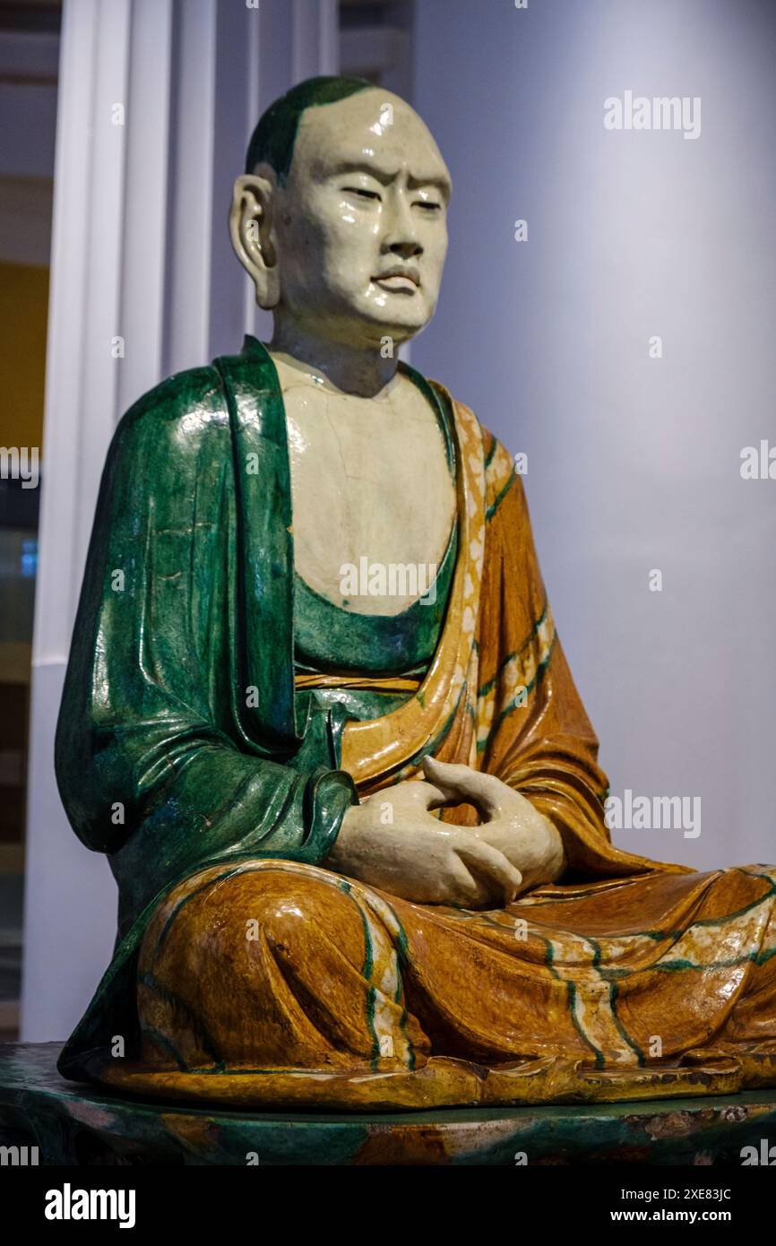 Luohan en céramique émaillée Yixian Banque D'Images