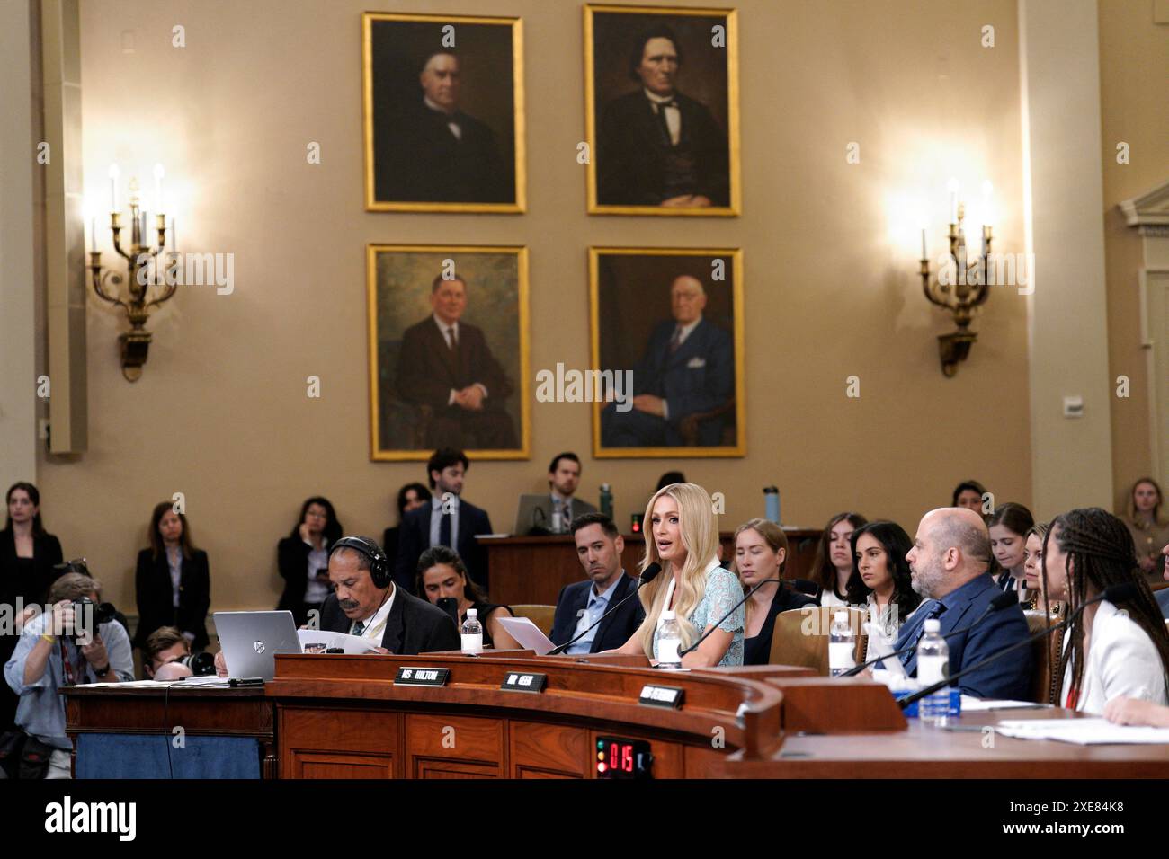 Washington, États-Unis. 26 juin 2024. Paris Hilton, avocat et PDG de Lived-Experience, témoigne devant un Comité de la Chambre sur les voies et moyens lors d’une audience sur le renforcement du bien-être de l’enfance et la protection des enfants des Amériques au Capitole à Washington le 26 juin 2024. Photo de Yuri Gripas/ABACAPRESS. COM Credit : Abaca Press/Alamy Live News Banque D'Images