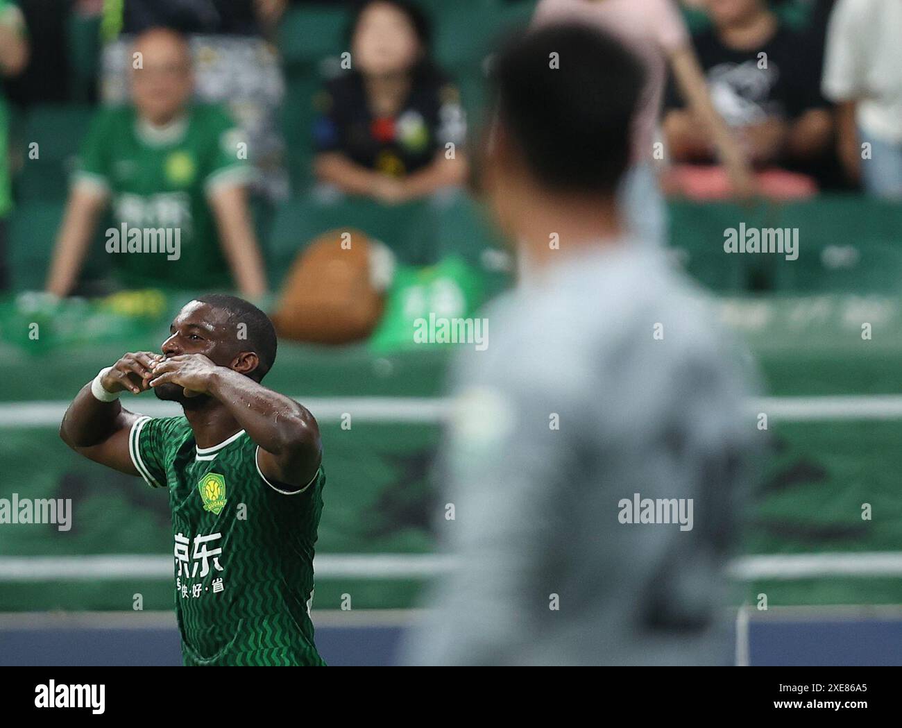 Pékin, Chine. 26 juin 2024. Fabio Abreu de Beijing Guoan célèbre après avoir marqué lors du match du 16e tour entre Beijing Guoan et Cangzhou Mighty Lions à la Super League chinoise (CSL) 2024 à Beijing, capitale de la Chine, le 26 juin 2024. Crédit : Jia Haocheng/Xinhua/Alamy Live News Banque D'Images