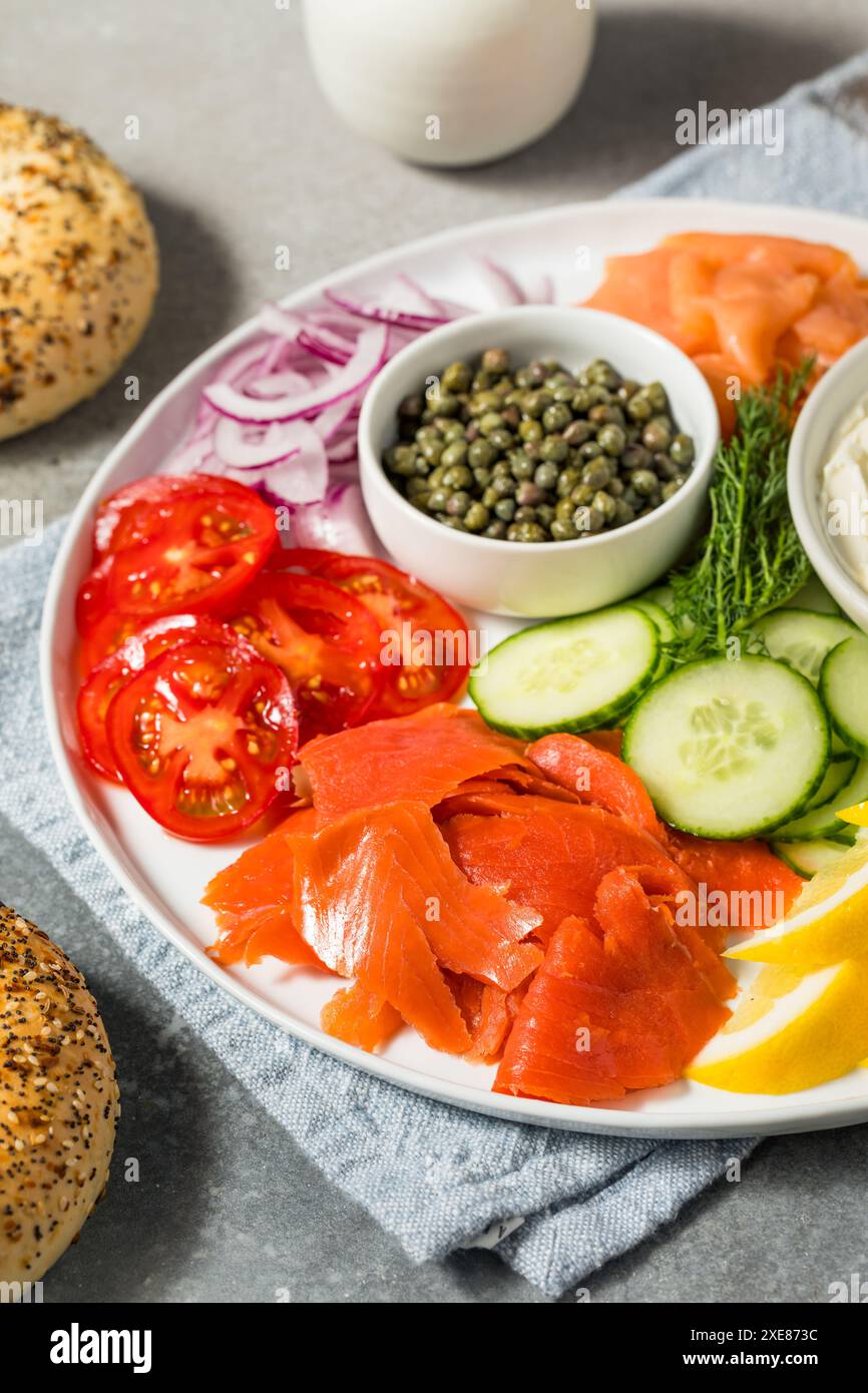 Plateau de bagel LOX au saumon avec câpres au fromage à la crème et citron Banque D'Images