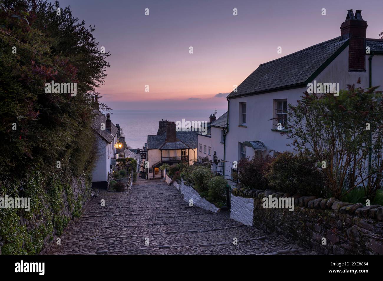 Ruelle pavée du village à l'aube, Clovelly, Devon, Angleterre. Printemps (avril) 2019. Banque D'Images