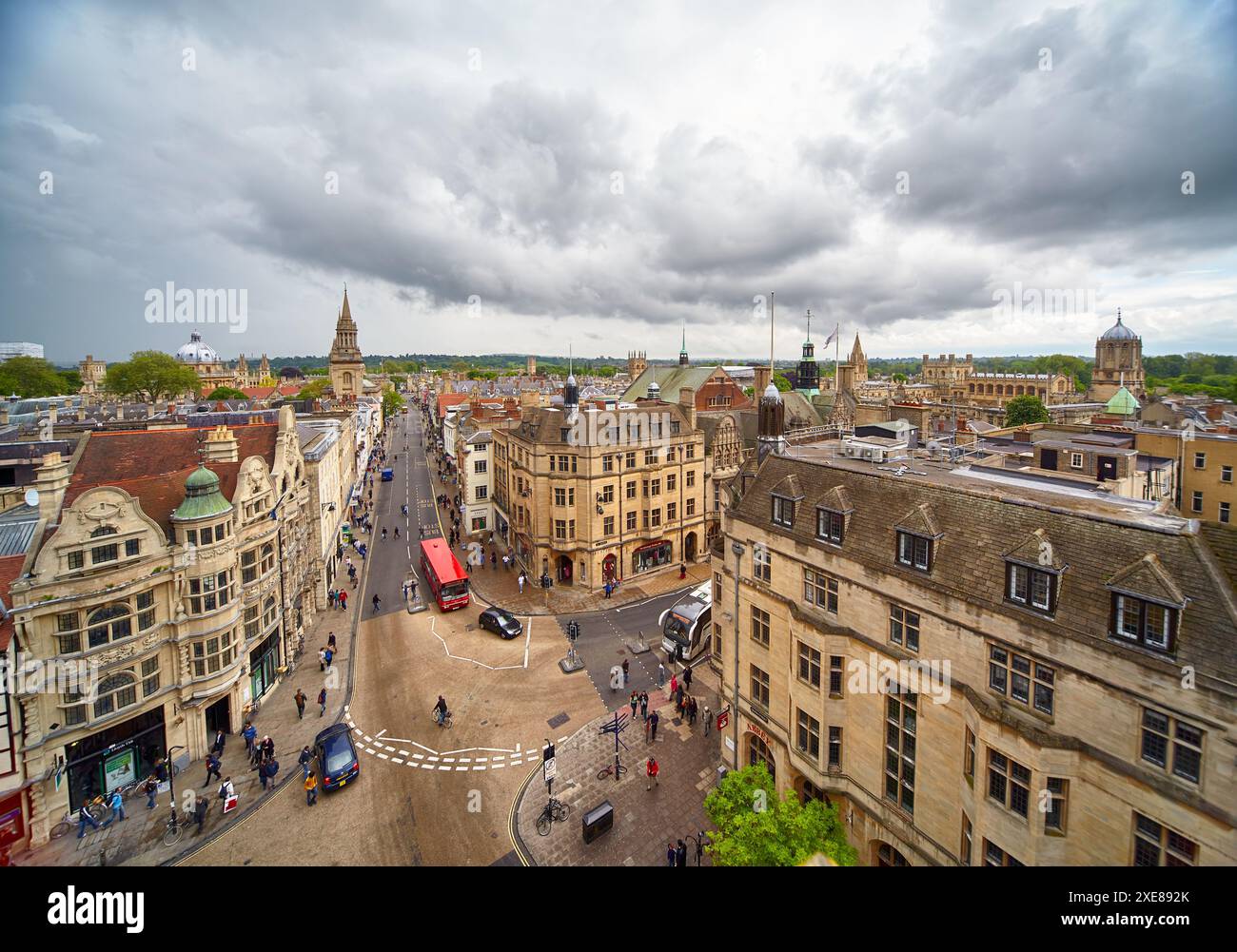 Vue depuis le sommet de la tour Carfax jusqu'au centre de la ville d'Oxford. Université d'Oxford. Angleterre Banque D'Images