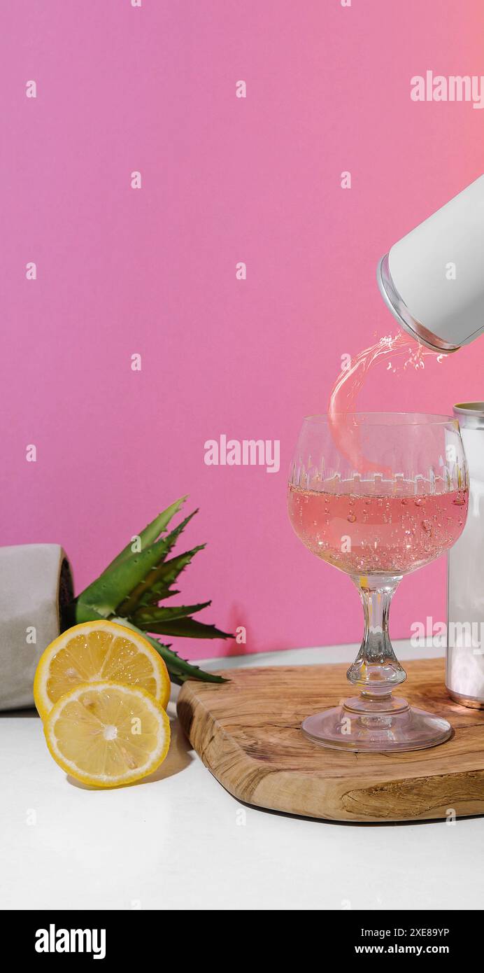 Soda dans une boîte avec champagne rose sur fond rose et blanc Banque D'Images