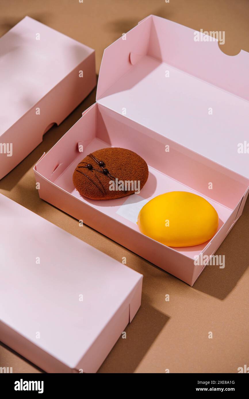 Gâteau mousse française au chocolat et au citron sur boîte Banque D'Images