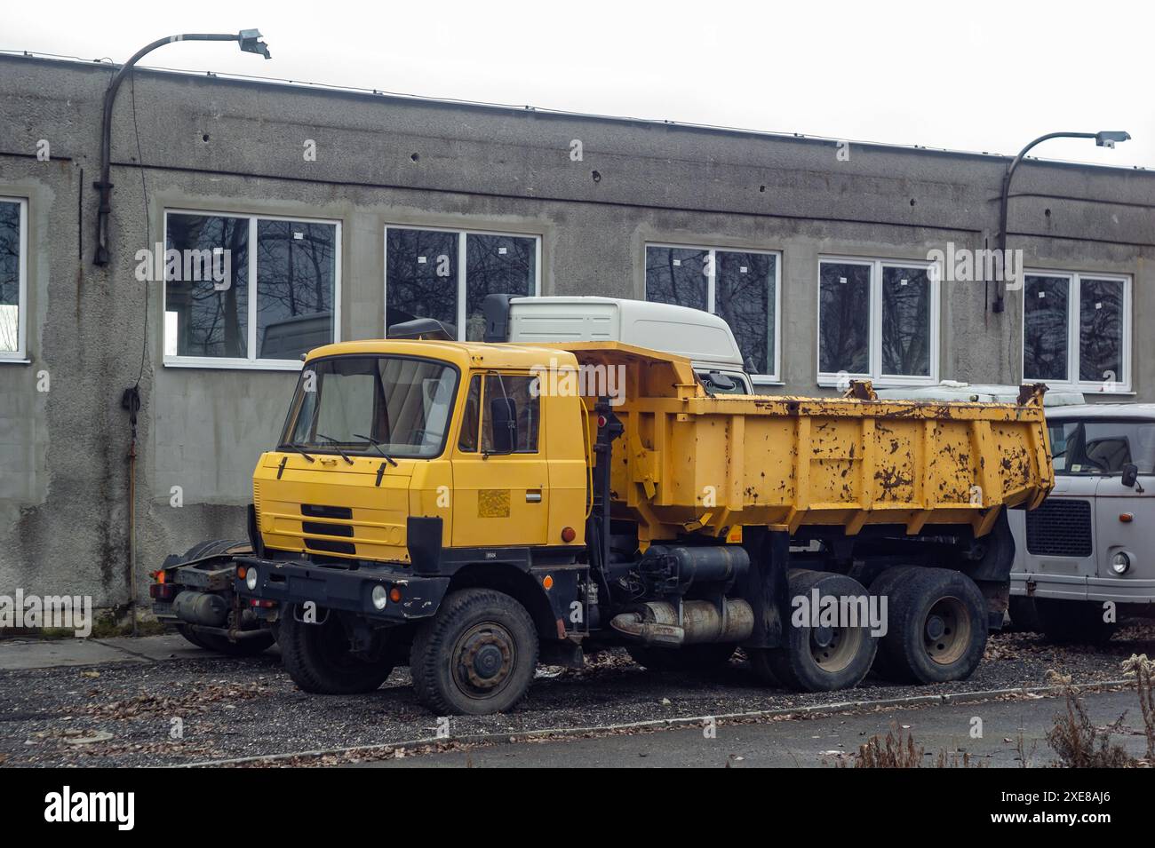 SENOV, RÉPUBLIQUE TCHÈQUE - 6 FÉVRIER 2016 : camion tchèque jaune Tatra 815 S1, ancienne épave Banque D'Images