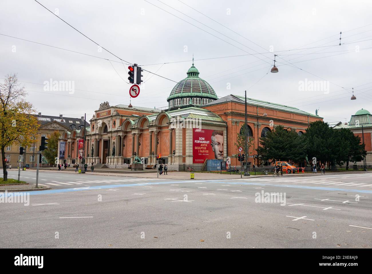 COPENHAGUE, DANEMARK - 27 OCTOBRE 2014 : NY Carlsberg Glyptotek Museum à Copenhague avec des feux de circulation Banque D'Images