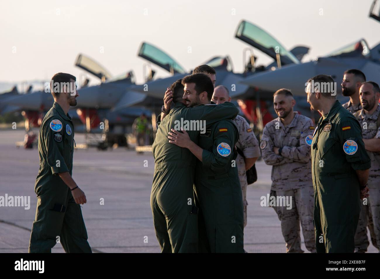 Albacete Espagne. 26 juin 2024. Membres de l'armée de l'air espagnole ce matin à la base aérienne d'Albacete avant de commencer Pacific Skies 2024. Dans le cadre du programme Pacific Skies 2024, quatre Eurofighters et un A400M ont décollé ce matin de la base aérienne d’Albacete. L'objectif est de marquer une étape militaire majeure appelée Pacific Skies. Le déploiement durera jusqu'au 15 août. Crédit : Canales Carvajal/Alamy Live News Banque D'Images