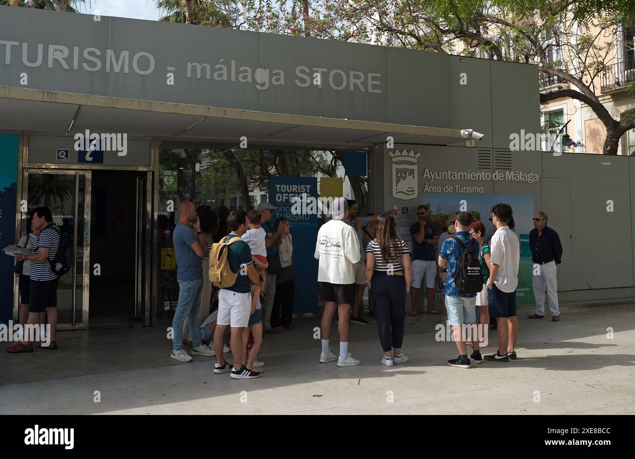 Un groupe de touristes est vu écouter un guide touristique devant un office de tourisme sur la place Plaza de la Marina, dans un contexte de rejet croissant du tourisme de masse. Malaga a connu une croissance significative du tourisme de masse et une augmentation du nombre d'appartements touristiques dans le centre-ville et les quartiers. Ces facteurs ont entraîné une hausse des prix des loyers et des logements. Les associations et organisations locales de voisinage demandent que des mesures soient prises pour limiter les prix des loyers et l'impact du tourisme de masse. Banque D'Images