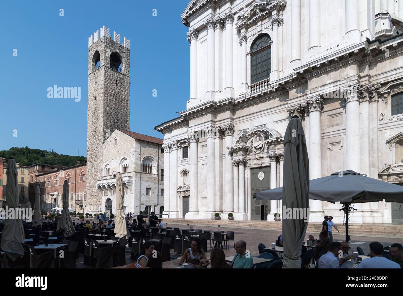 Roman Torre del Popolo (Tour du peuple) du XII siècle, roman gothique Palazzo Broletto (Hôtel de ville de Brescia) du XII au XIII siècle et Baroq Banque D'Images