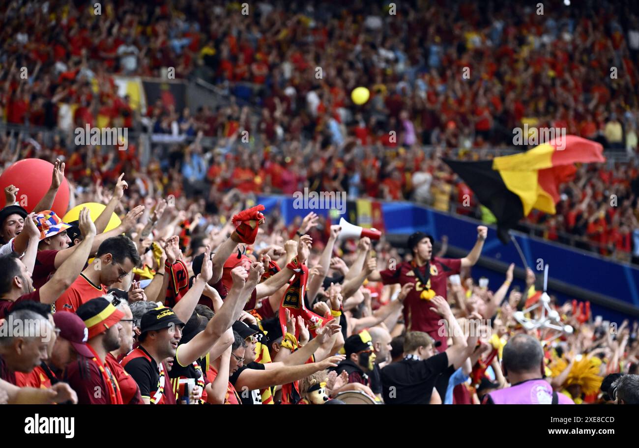 Stuttgart, Allemagne. 26 juin 2024. Un groupe de Red Devils soutient un match de football entre l'Ukraine et l'équipe nationale belge de football Red Devils, mercredi 26 juin 2024 à Stuttgart, Allemagne, le troisième match de la phase de groupes des championnats d'Europe UEFA Euro 2024. BELGA PHOTO DIRK WAEM crédit : Belga News Agency/Alamy Live News Banque D'Images