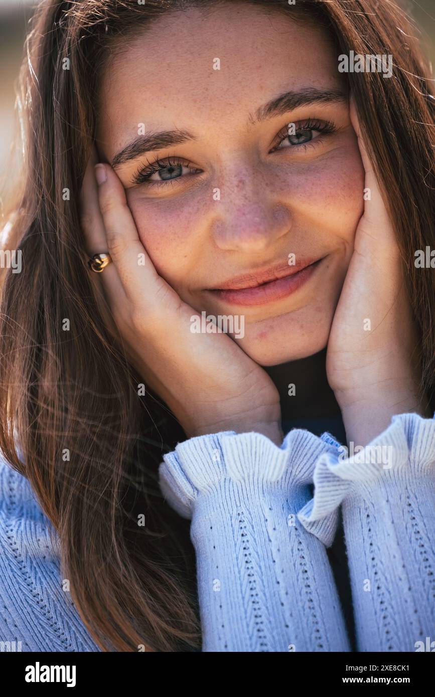 Portrait intime d'une jeune femme réfléchie Banque D'Images
