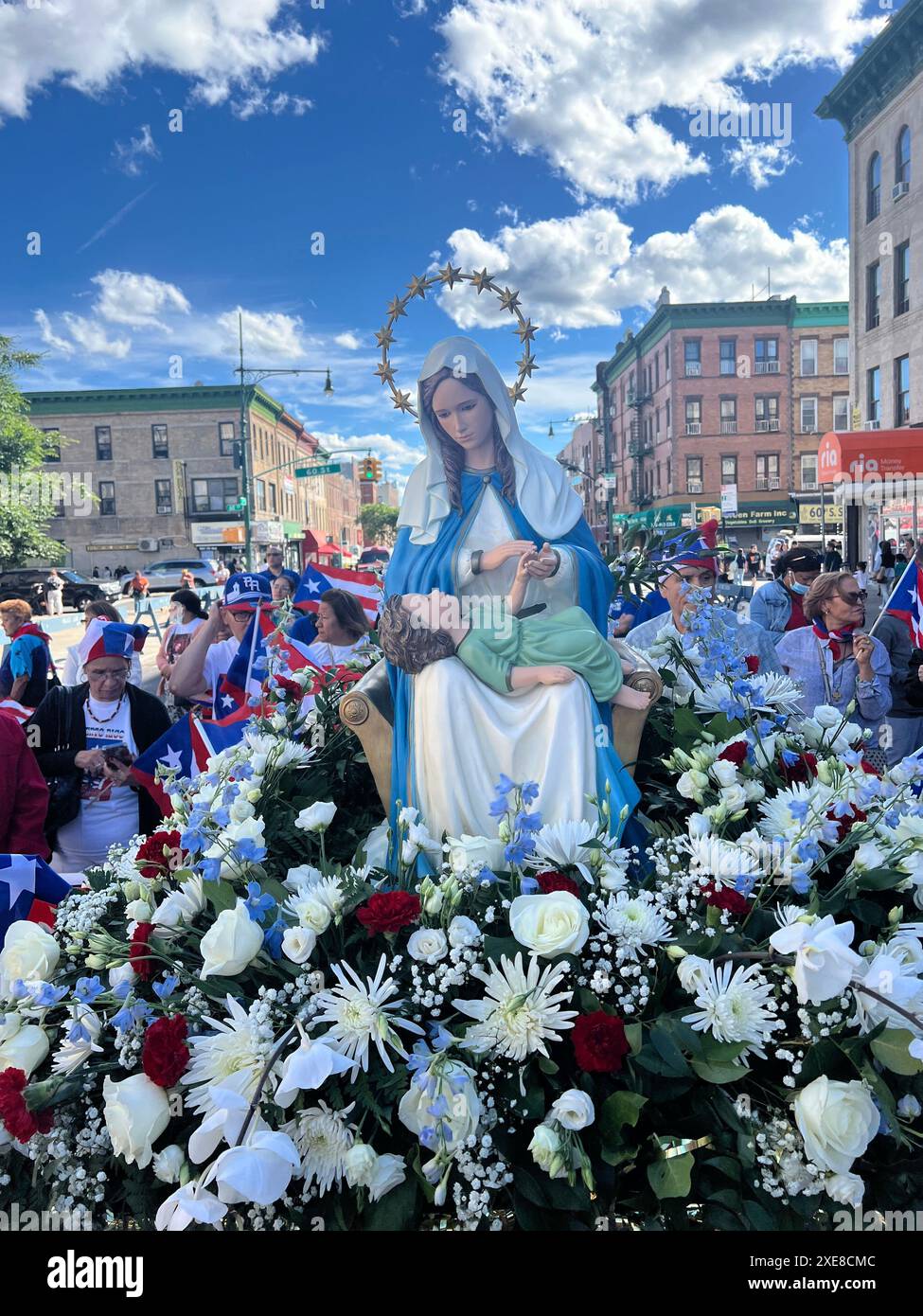 Mère Marie avec le bébé Jésus de Porto Rico mène la Parade portoricaine sur la 5ème Avenue dans le quartier Sunset Park de Brooklyn, New York. Banque D'Images