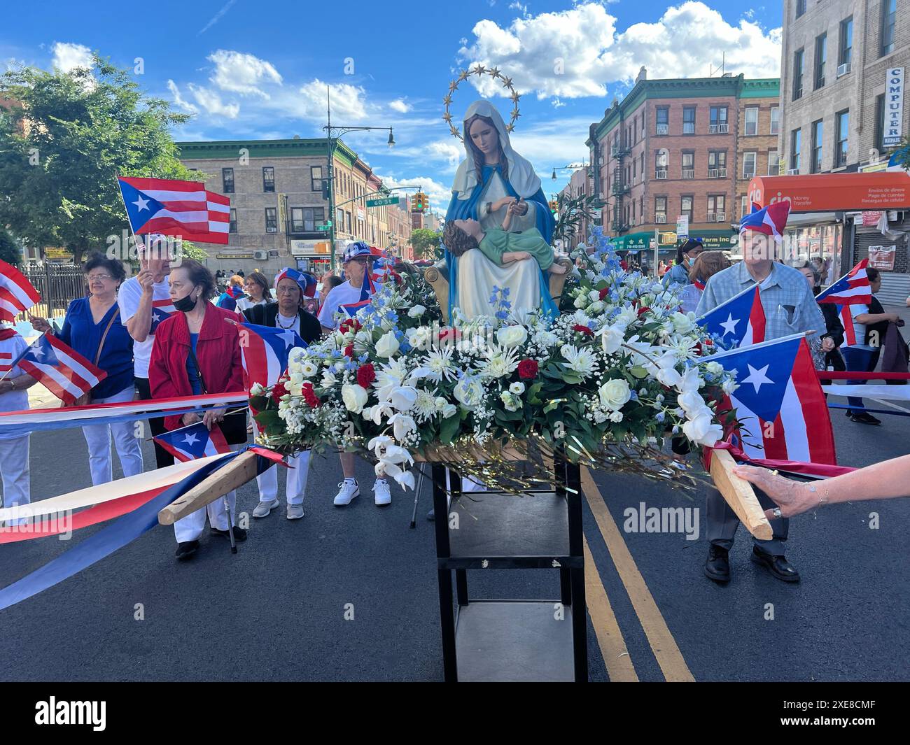 Mère Marie avec le bébé Jésus de Porto Rico mène la Parade portoricaine sur la 5ème Avenue dans le quartier Sunset Park de Brooklyn, New York. Banque D'Images