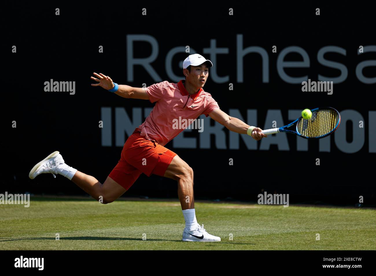 26 juin 2024 ; Devonshire Park, Eastbourne, East Sussex, Angleterre : Rothesay International Eastbourne, jour 3 ; Juncheng Shang (CHN) joue un front contre Emil Ruusuvuori (fin) , match de célibataires femmes Banque D'Images