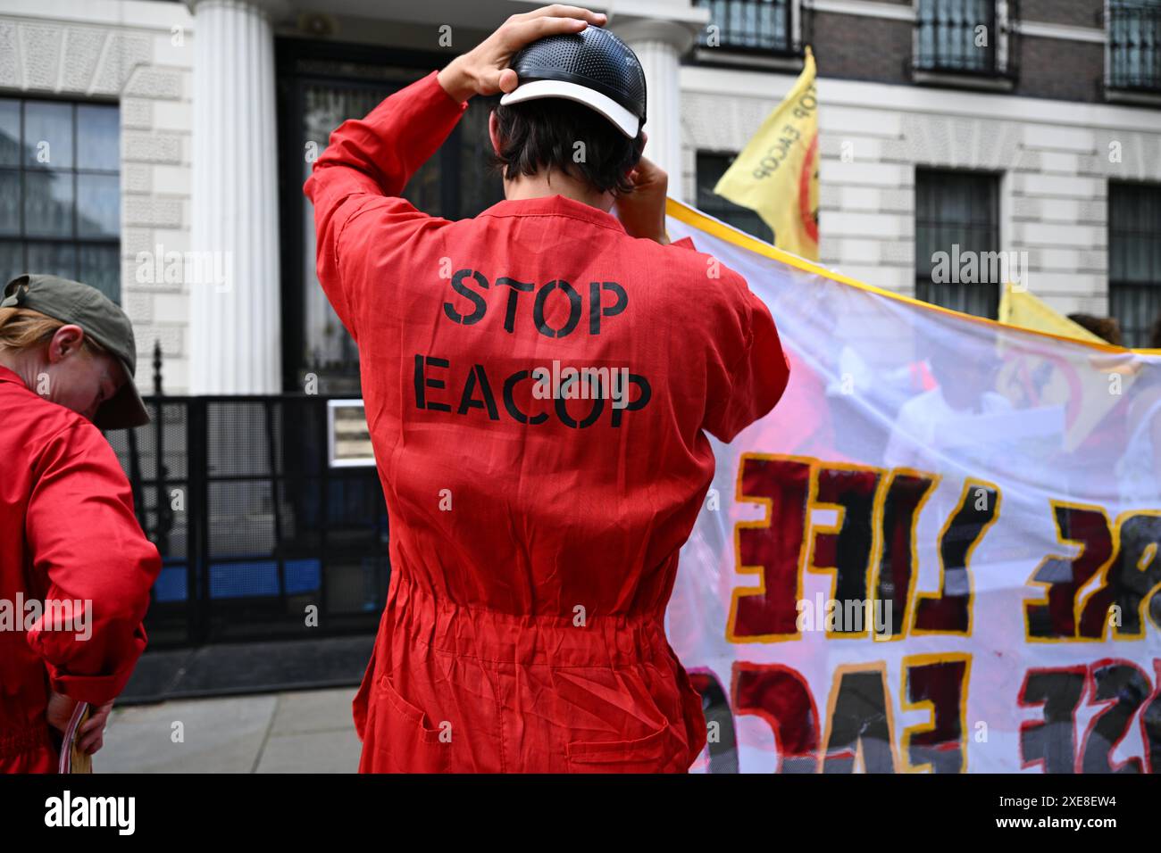 Londres, Angleterre, Royaume-Uni. 26 juin 2024. Les manifestants portent des uniformes portant la mention « Stop EACOP » pour la manifestation. (Crédit image : © Calum McLean/ZUMA Press Wire) USAGE ÉDITORIAL SEULEMENT! Non destiné à UN USAGE commercial ! Banque D'Images