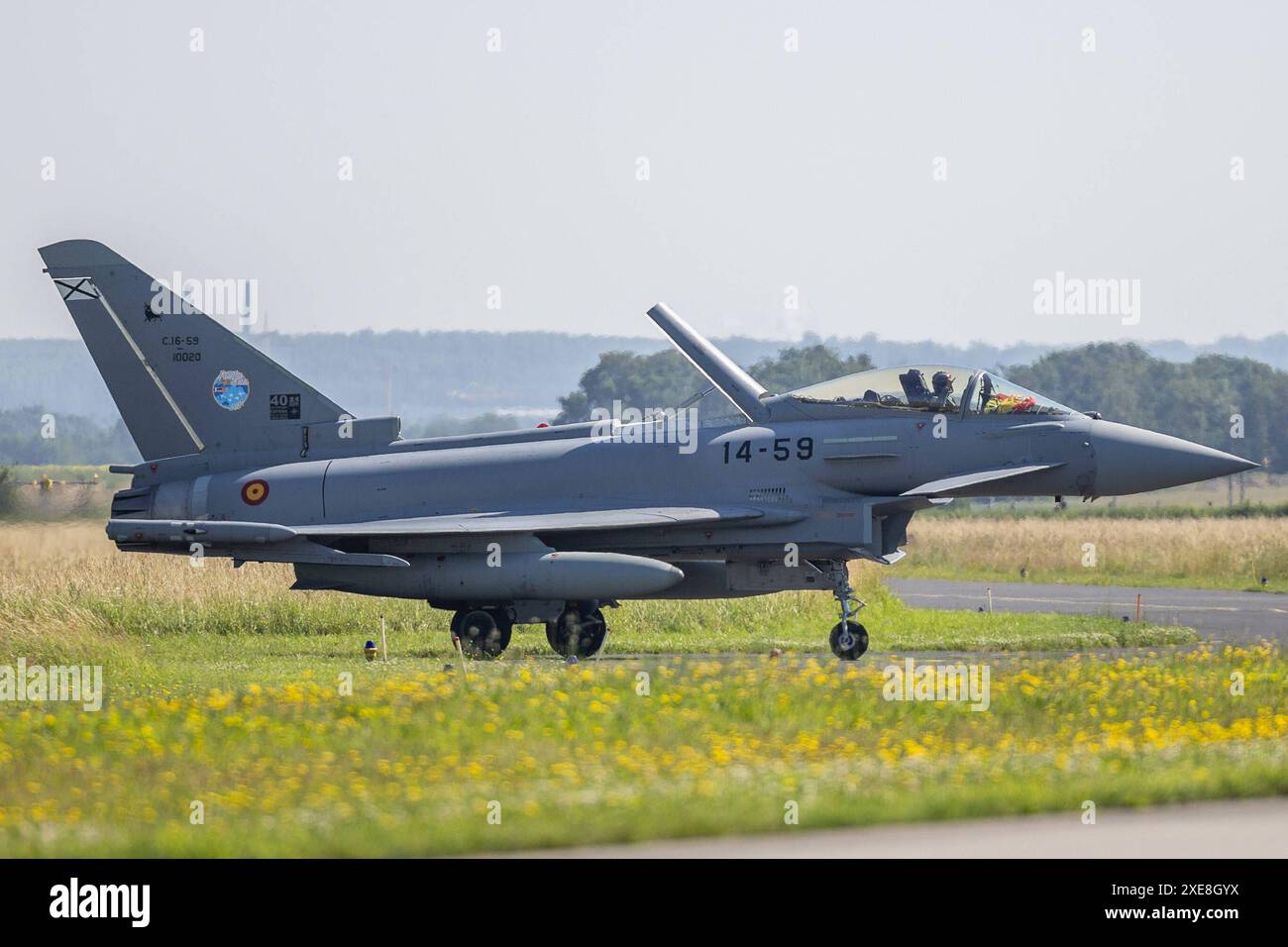 Ministerpräsident Hendrik Wüst besucht das Taktische Luftwaffengeschwader 31 Boelcke auf dem Luftwaffenstützpunkt Nörvenich am 26.06.2024 Eurofighter Kampfflugzeug sollt mit ausgefahrener Luftbremse über das Vorfeld *** le ministre-président Hendrik Wüst visite l'Escadre 31 Boelcke de la Force aérienne tactique à Nörvenich Air force base sur 26 06 2024 avions de chasse Eurofighter pour traverser l'aire de trafic avec des freins à air déployés xJRx Banque D'Images