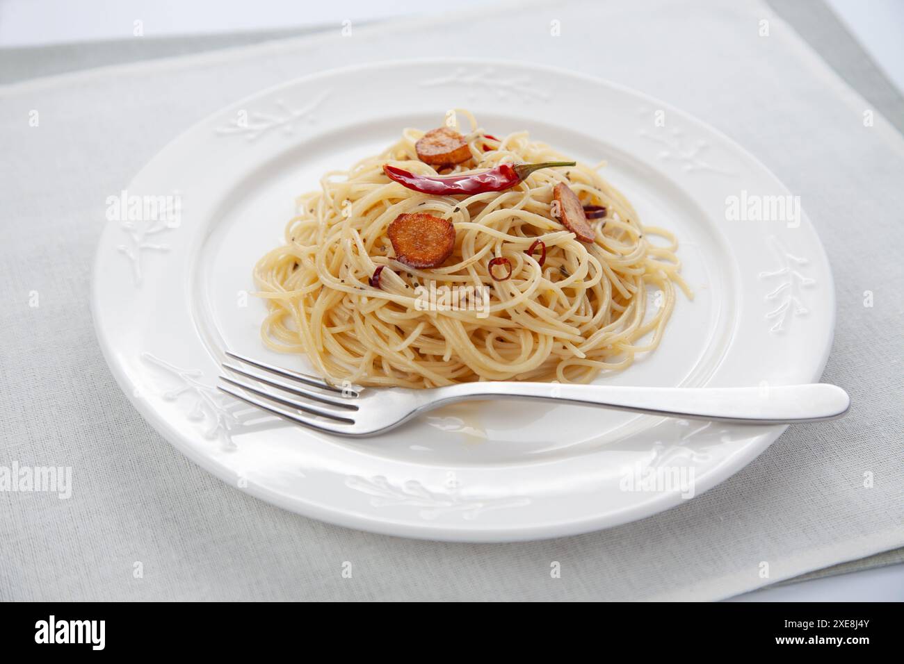 spaghetti aglio olio peperoncino italien sur table Banque D'Images