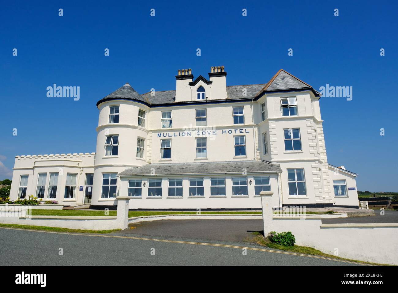 Mullion Cove Hôtel sur le sommet de la falaise surplombant la Mullion Cove, le lézard, Cornouailles, Royaume-Uni - John Gollop Banque D'Images