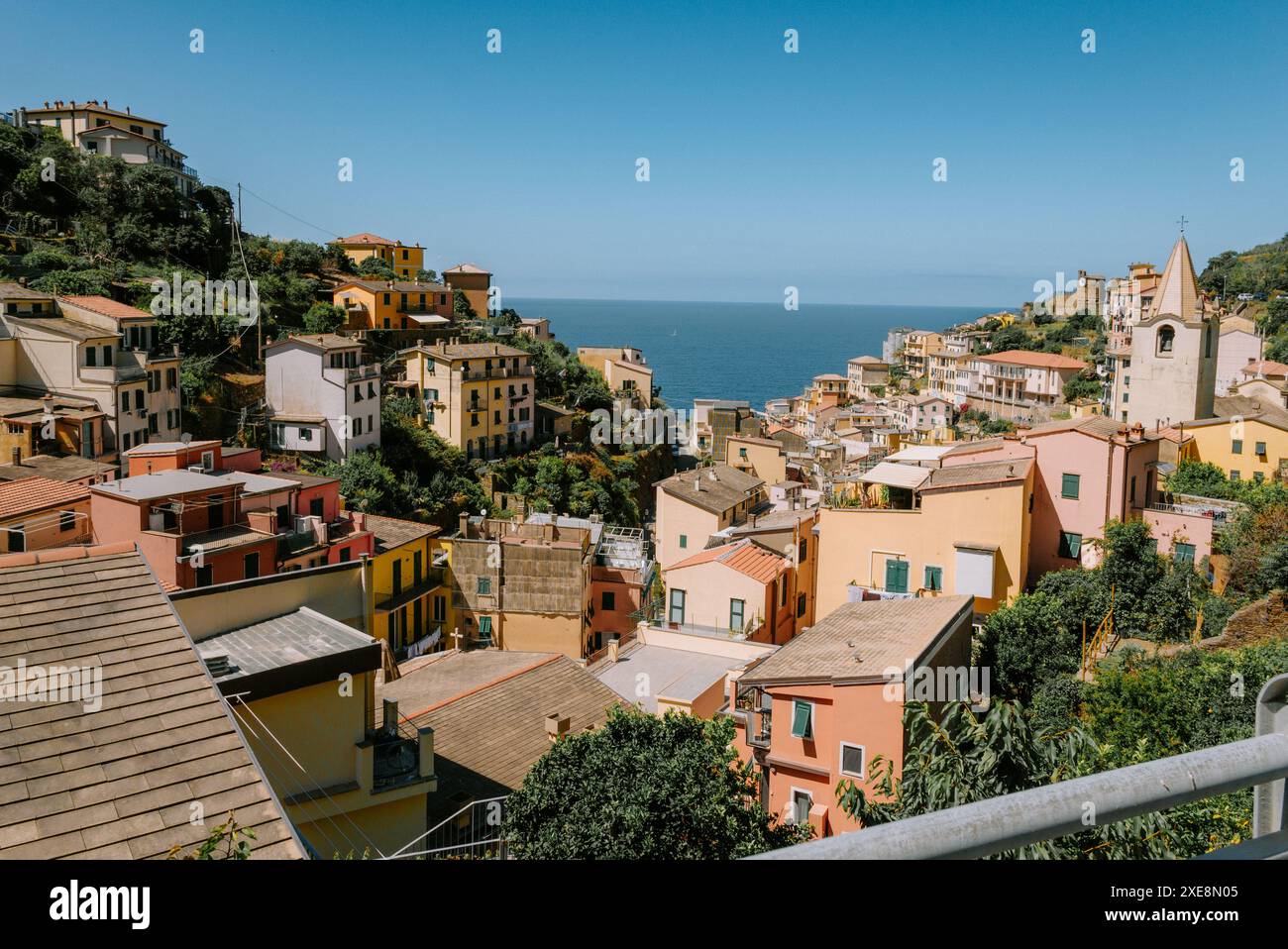 Vue aérienne des maisons colorées et la côte de Riomaggiore, Cinque Terre, Italie, par une journée ensoleillée. Idéal pour capturer le charme et la beauté d'Ital Banque D'Images