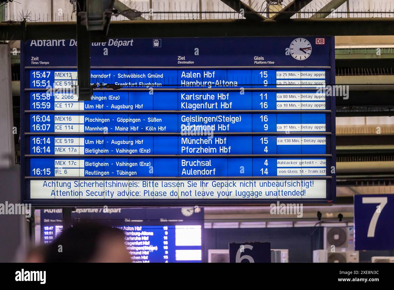 Fußball-EM in Deutschland, und die Bahn kriegts nicht geregelt. Zahlreiche Verspätungen und Zugausfälle am Hauptbahnhof Stuttgart, WO an diesem Tag ein Vorrundenspiel ausgetragen wird. Anzeigentafel. // 26.06.2024 : Stuttgart, Baden-Württemberg, Deutschland, Europa *** Championnat d'Europe de football en Allemagne, et les chemins de fer ne parviennent pas à régler de nombreux retards et annulations de trains à la gare centrale de Stuttgart, où un match de la ronde préliminaire se joue ce jour-là Scoreboard 26 06 2024 Stuttgart, Baden Württemberg, Allemagne, Europe Banque D'Images