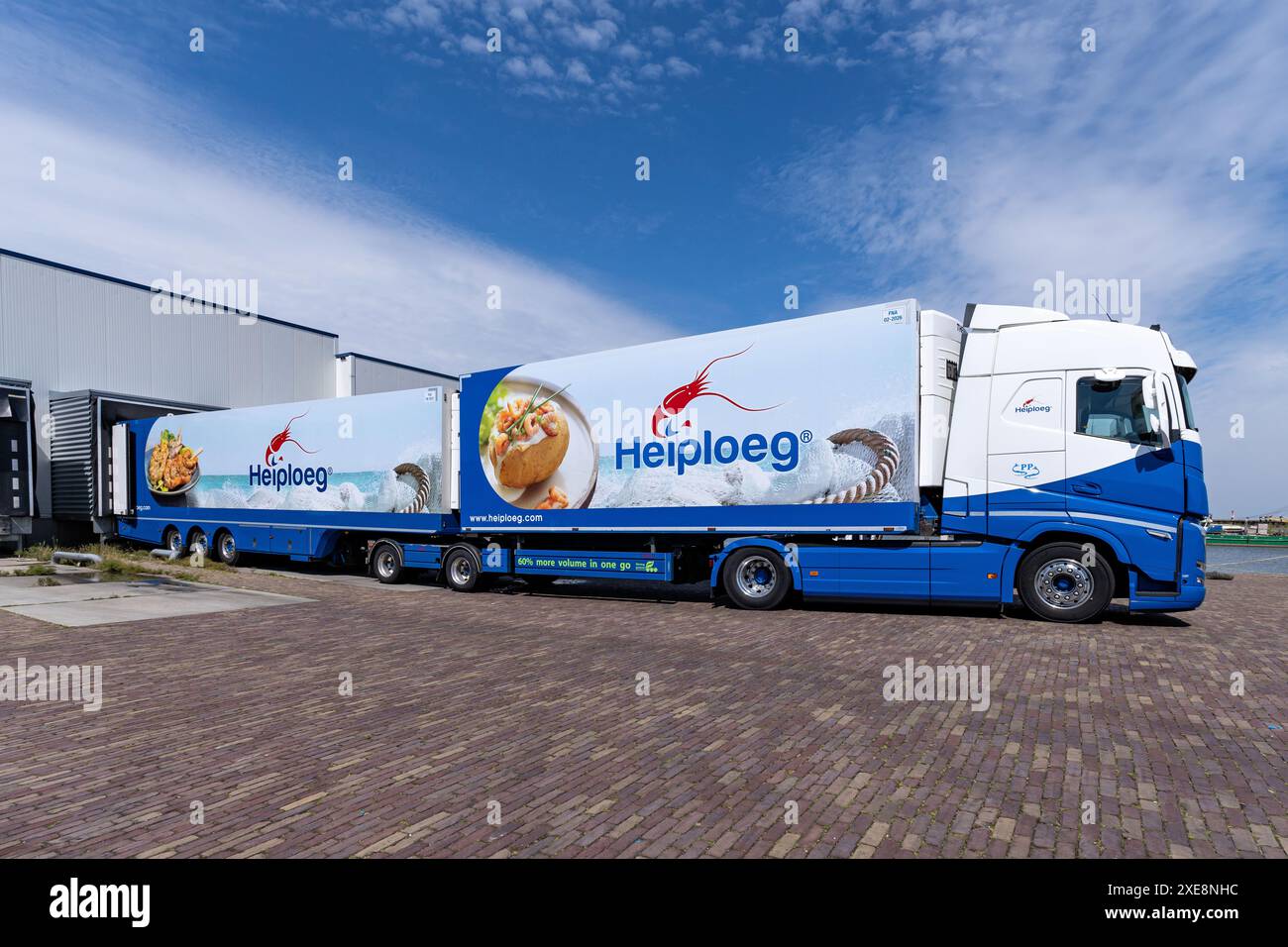 Camion gigaliner Heiploeg au quai de chargement Banque D'Images