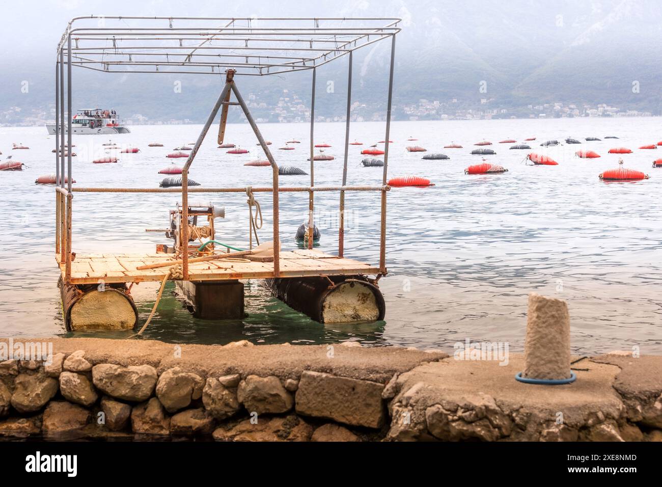 Radeau en bateau à la ferme de moules, Montenegro Bay of Kotor Banque D'Images