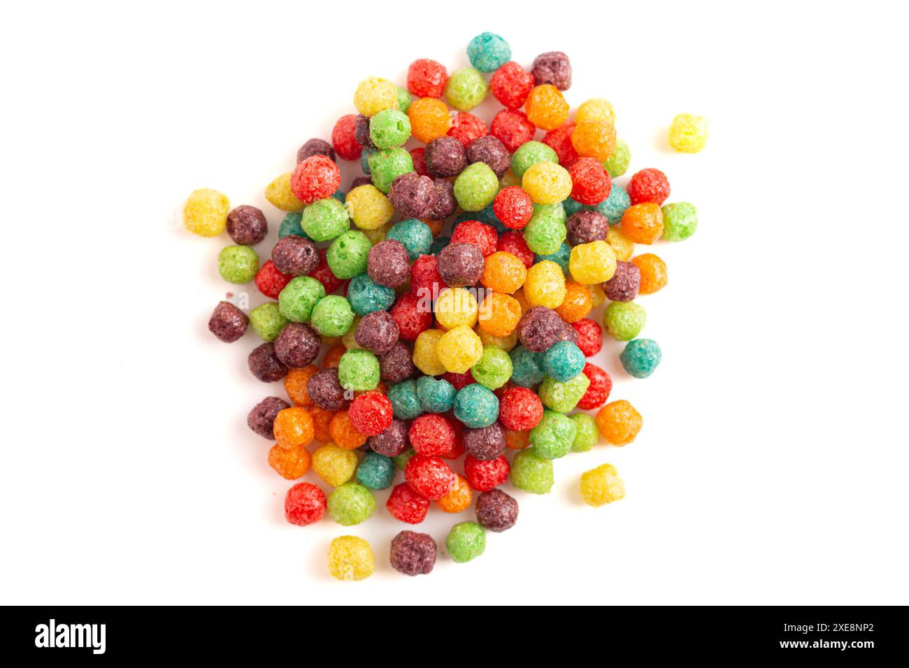 Rainbow Colored Small Ball fruit Flavored Breakfast céréale isolée sur fond blanc Banque D'Images