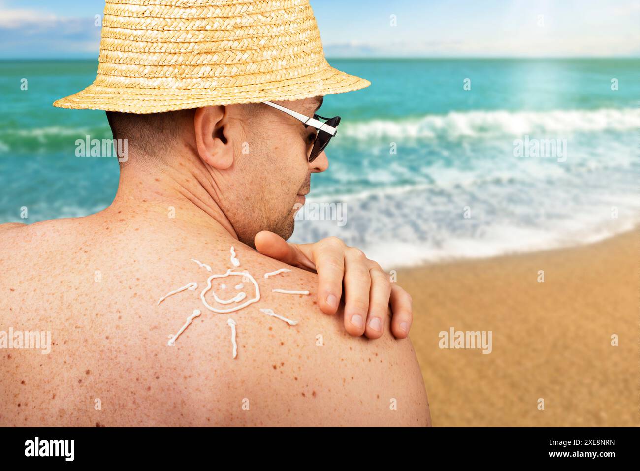 Modèle caucasien d'âge moyen appliquant un écran solaire Banque D'Images