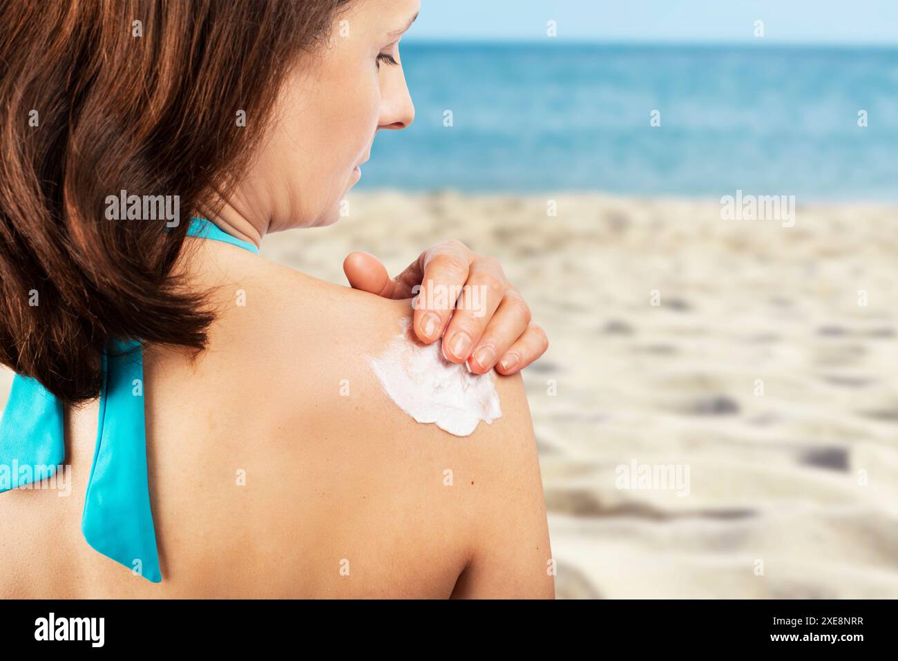 Modèle caucasien d'âge moyen appliquant un écran solaire. Banque D'Images