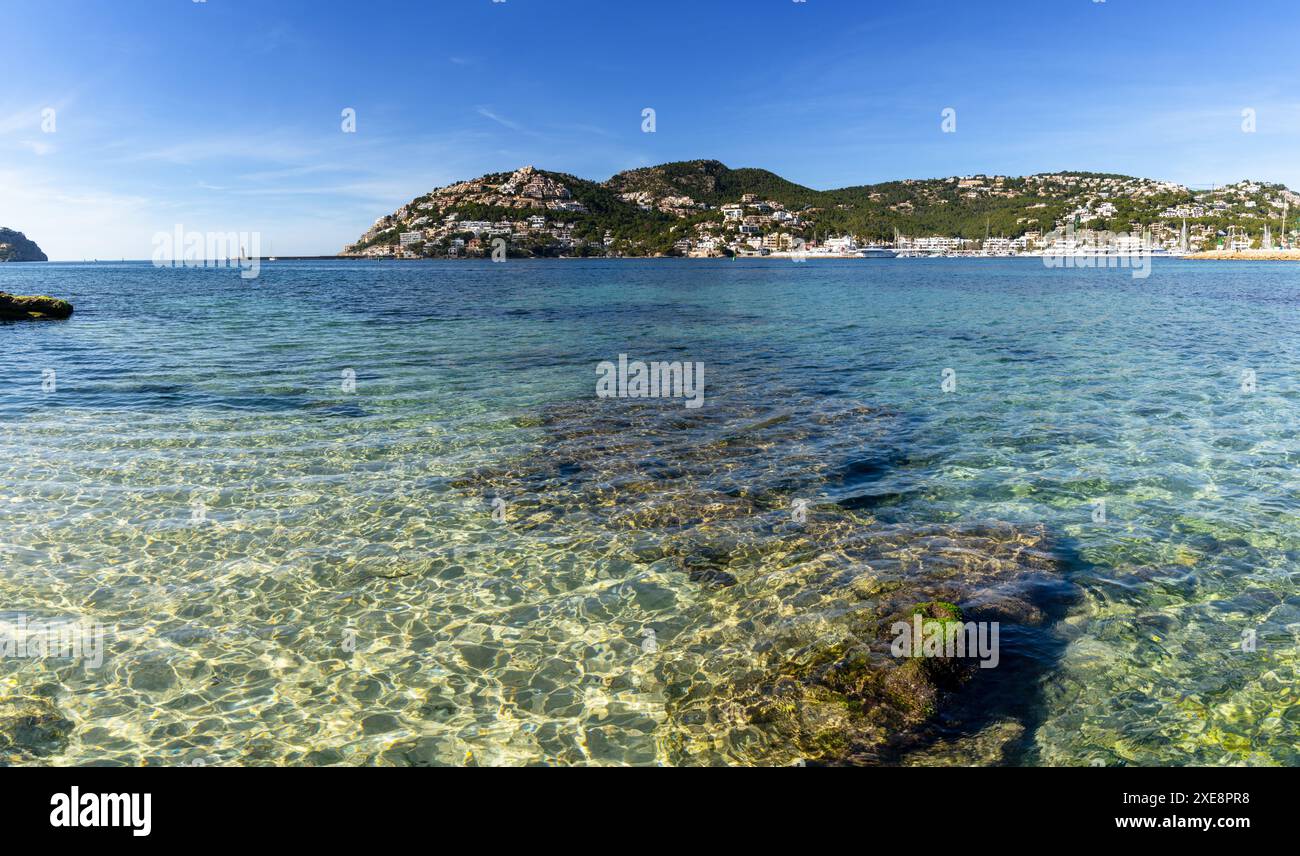 Vue sur le port naturel idyllique et la ville portuaire d'Andratx dans l'est de Majorque Banque D'Images