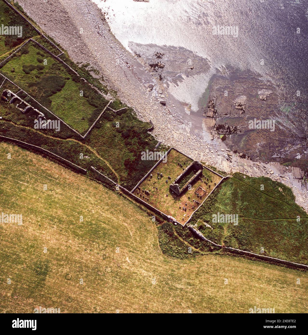 Vue aérienne de l'église en ruines, Rousay, Orcades, Écosse, Royaume-Uni Banque D'Images