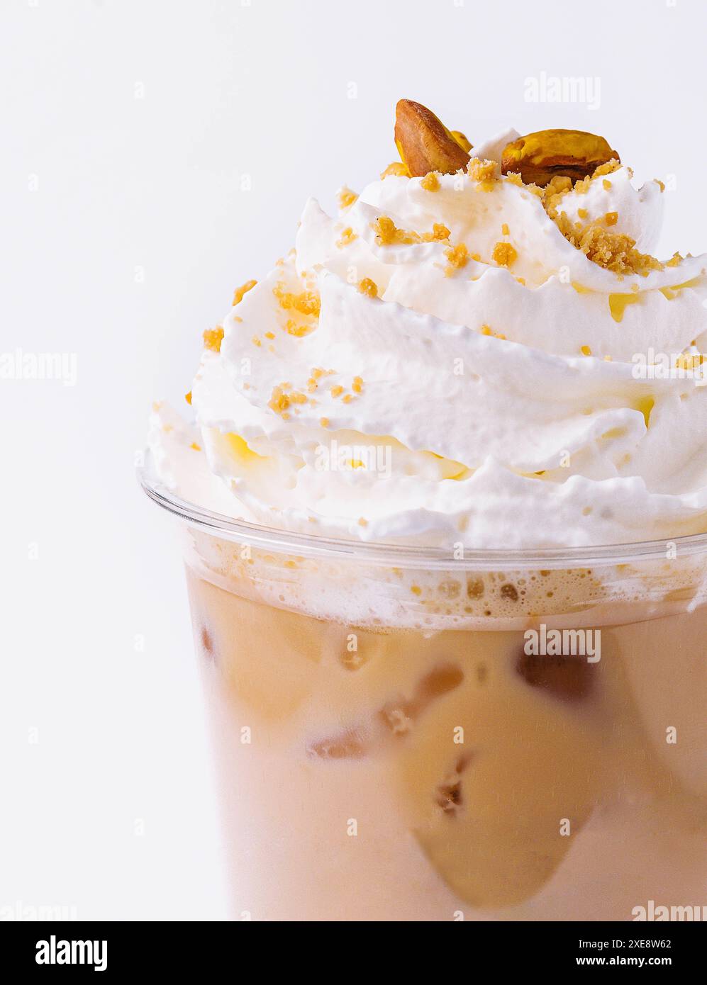 Boisson de café froide avec de la glace isolée sur blanc Banque D'Images