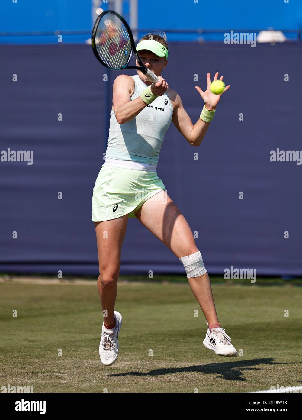 26 juin 2024 ; Devonshire Park, Eastbourne, East Sussex, Angleterre : Rothesay International Eastbourne, jour 3, Harriet Dart (GBR) joue un front contre Sofia Kenin (USA) dans son match en simple femme Banque D'Images