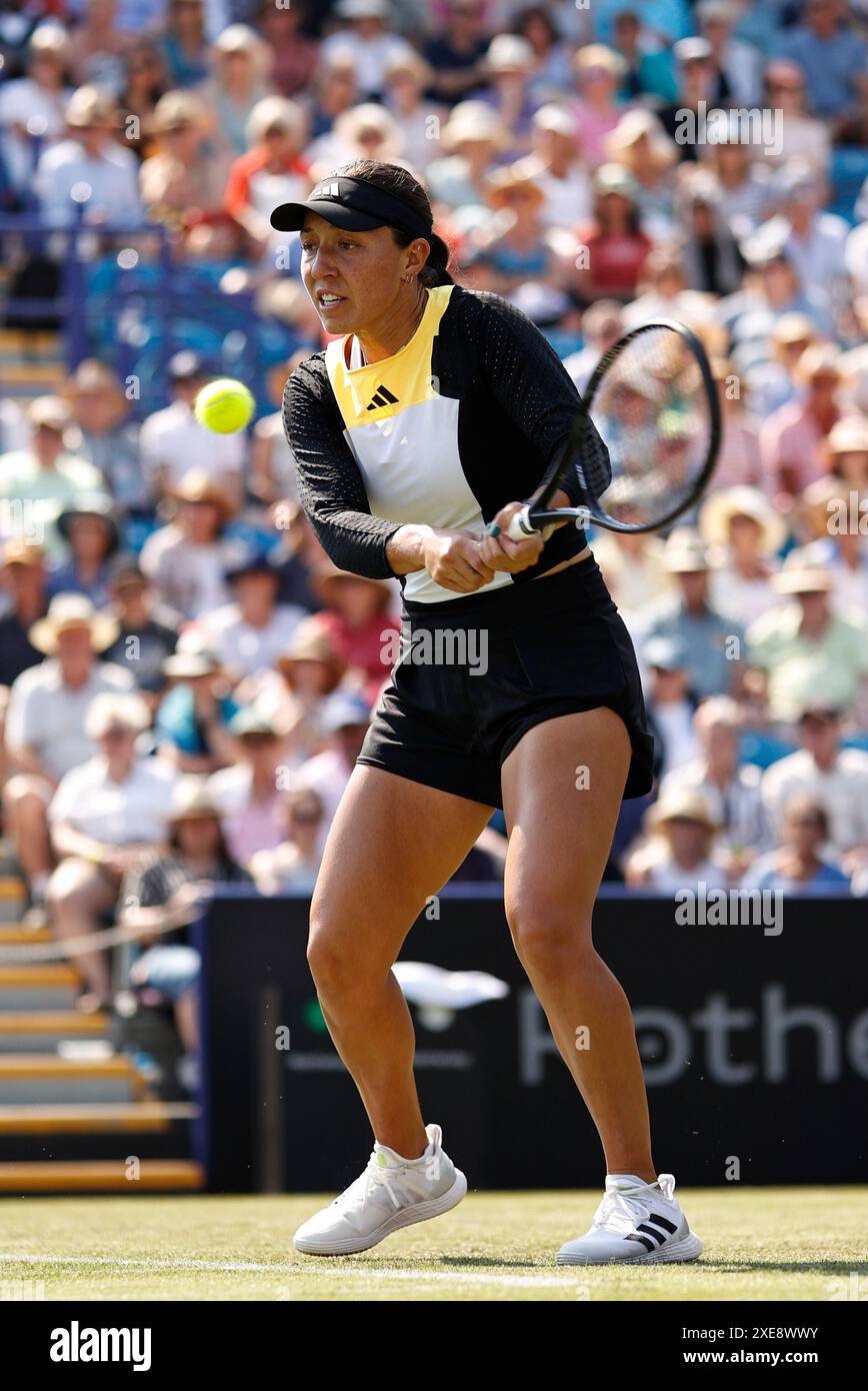 26 juin 2024 ; Devonshire Park, Eastbourne, East Sussex, Angleterre : Rothesay International Eastbourne, jour 3, Jessica Pegula (USA) joue un revers contre Emma Raducanu (GBR) dans son match en simple femme Banque D'Images