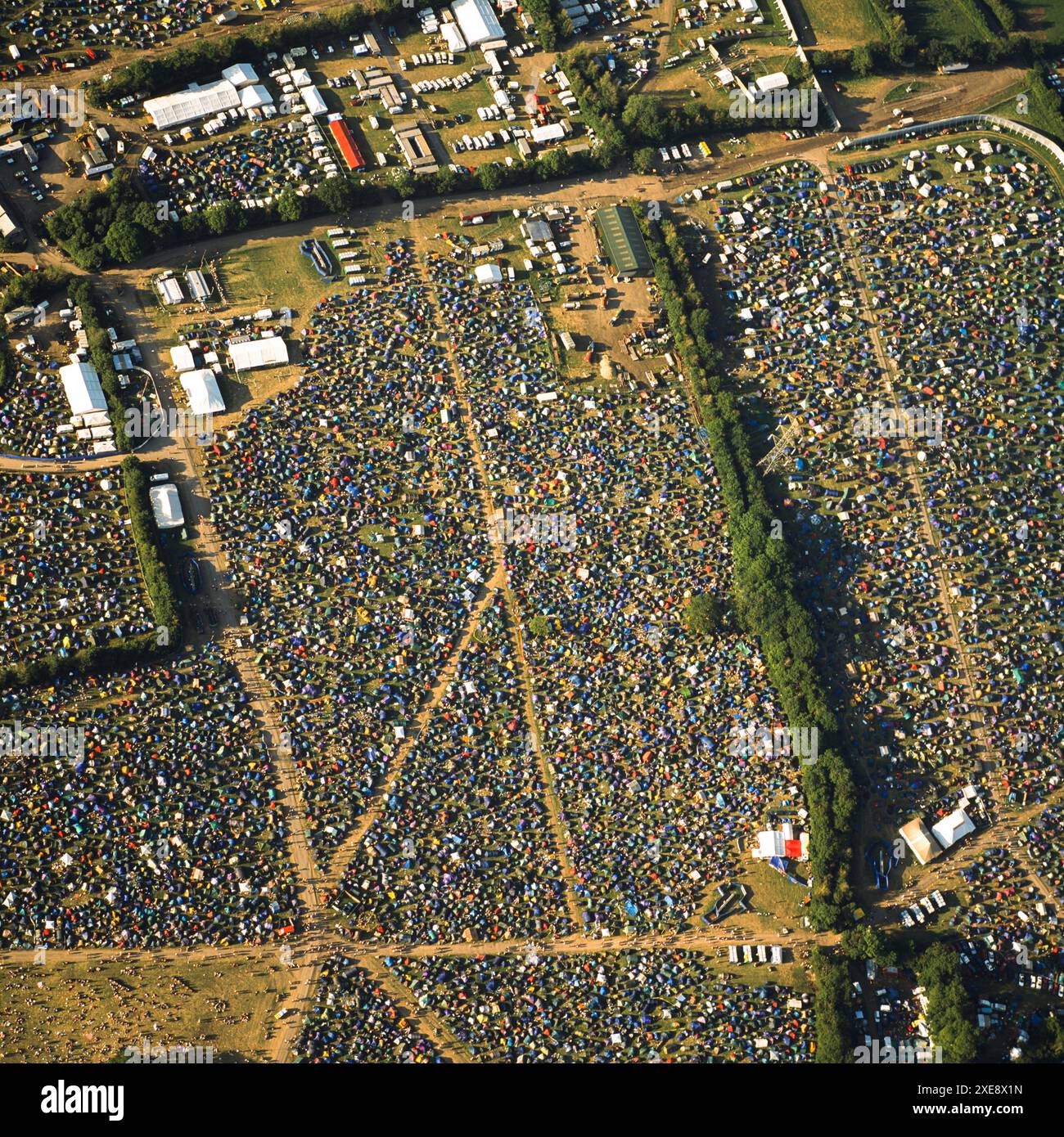 Image aérienne Glastonbury Festival, montrant une mosaïque colorée de tentes, Sam 28th juin 2003, Worthy Farm, Pilton, près de Glastonbury, Somerset, Angleterre, Royaume-Uni Banque D'Images