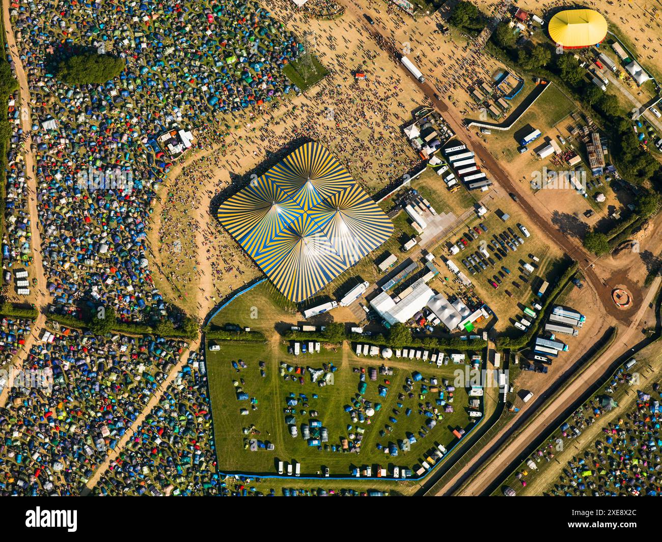 Image aérienne de personnes se rassemblant pour regarder des groupes musicaux se produire au Glastonbury Festival. L'image a été prise le samedi 26 juin 2010, Pilton, près de Glastonbury, Angleterre, Royaume-Uni Banque D'Images