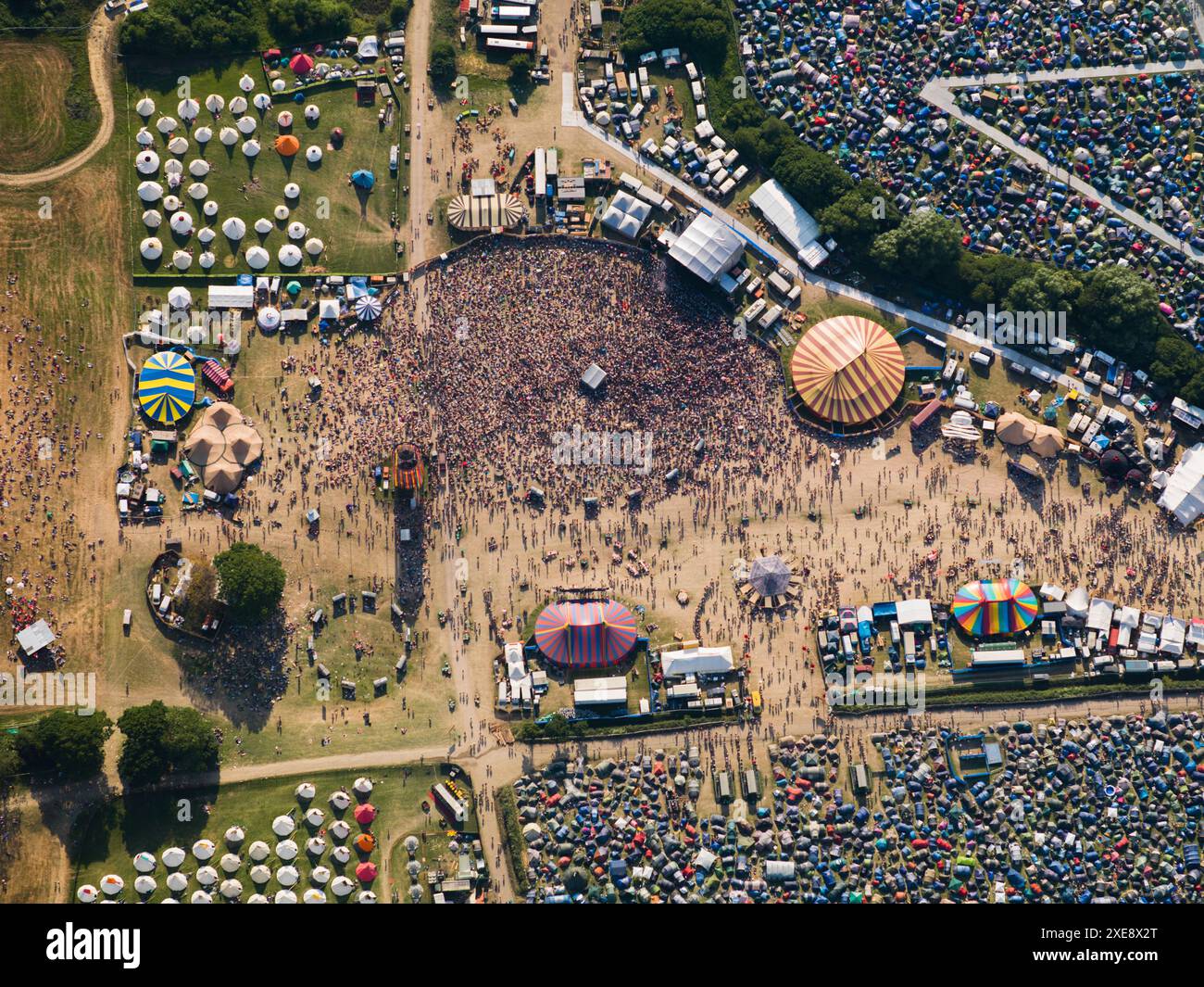 Vue aérienne des gens qui se rassemblent pour regarder des groupes musicaux se produire au Glastonbury Festival. L'image a été prise le samedi 26 juin 2010, Pilton, près de Glastonbury, Angleterre, Royaume-Uni Banque D'Images