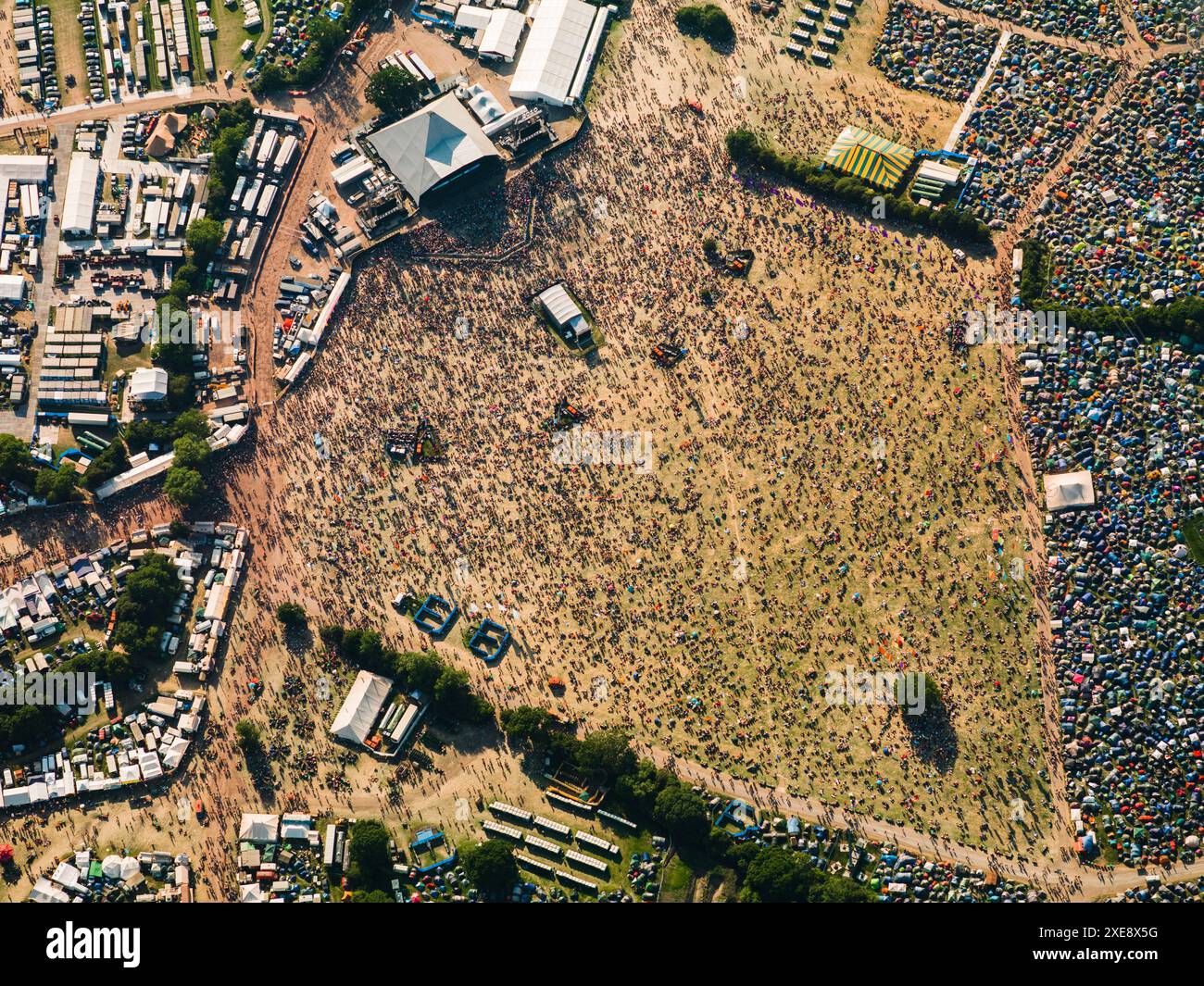 Image aérienne de personnes se rassemblant sur la scène principale de Pyramid pour regarder des groupes musicaux se produire au Glastonbury Festival. L'image a été prise le samedi 26 juin 2010, Pilton, près de Glastonbury, Angleterre, Royaume-Uni Banque D'Images