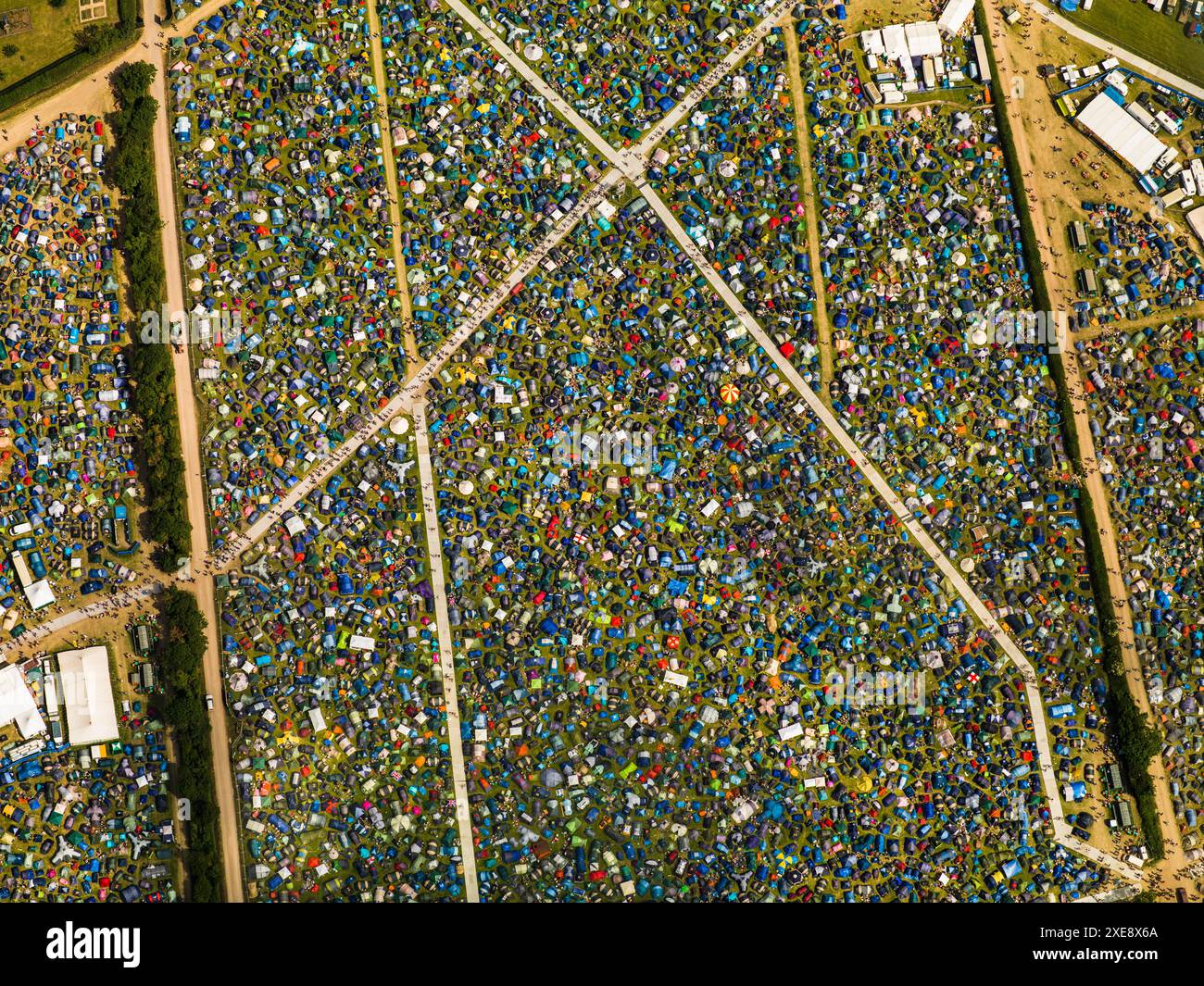 Image aérienne Glastonbury Festival, montrant une mosaïque colorée de tentes, jeudi 24 juin 2010, Worthy Farm, Pilton, près de Glastonbury, Somerset, Angleterre, Royaume-Uni Banque D'Images