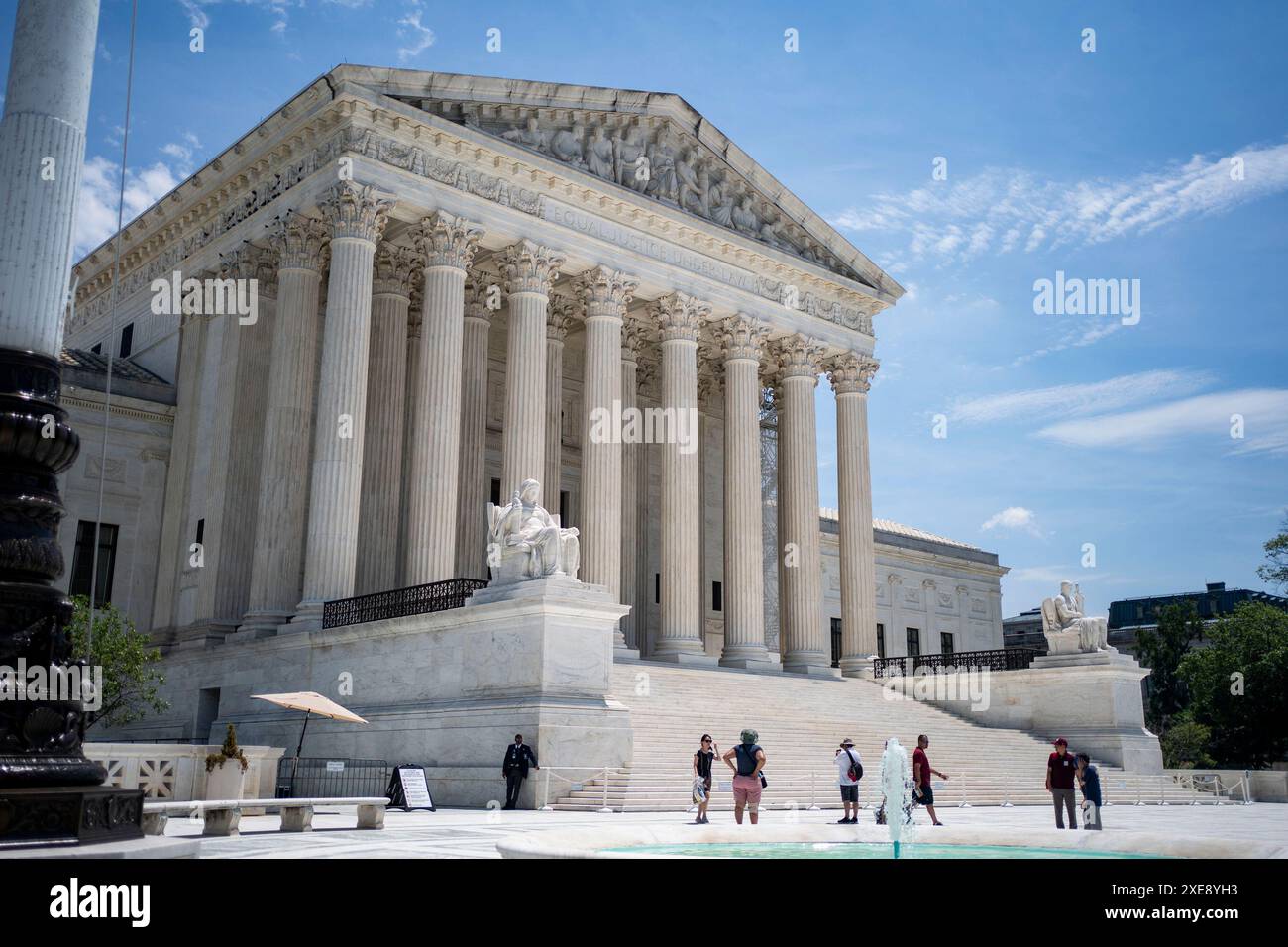 Washington, États-Unis. 26 juin 2024. La Cour suprême des États-Unis est vue à Washington, DC le mercredi 26 juin 2024. Plus tôt dans la journée, la Cour a rejeté des allégations selon lesquelles l’administration Biden avait illégalement contraint les entreprises de médias sociaux à supprimer certains contenus, annulant ainsi une injonction qui aurait limité les contacts entre les représentants du gouvernement et les entreprises de médias sociaux sur un large éventail de questions. Photo de Bonnie Cash/UPI. Crédit : UPI/Alamy Live News Banque D'Images