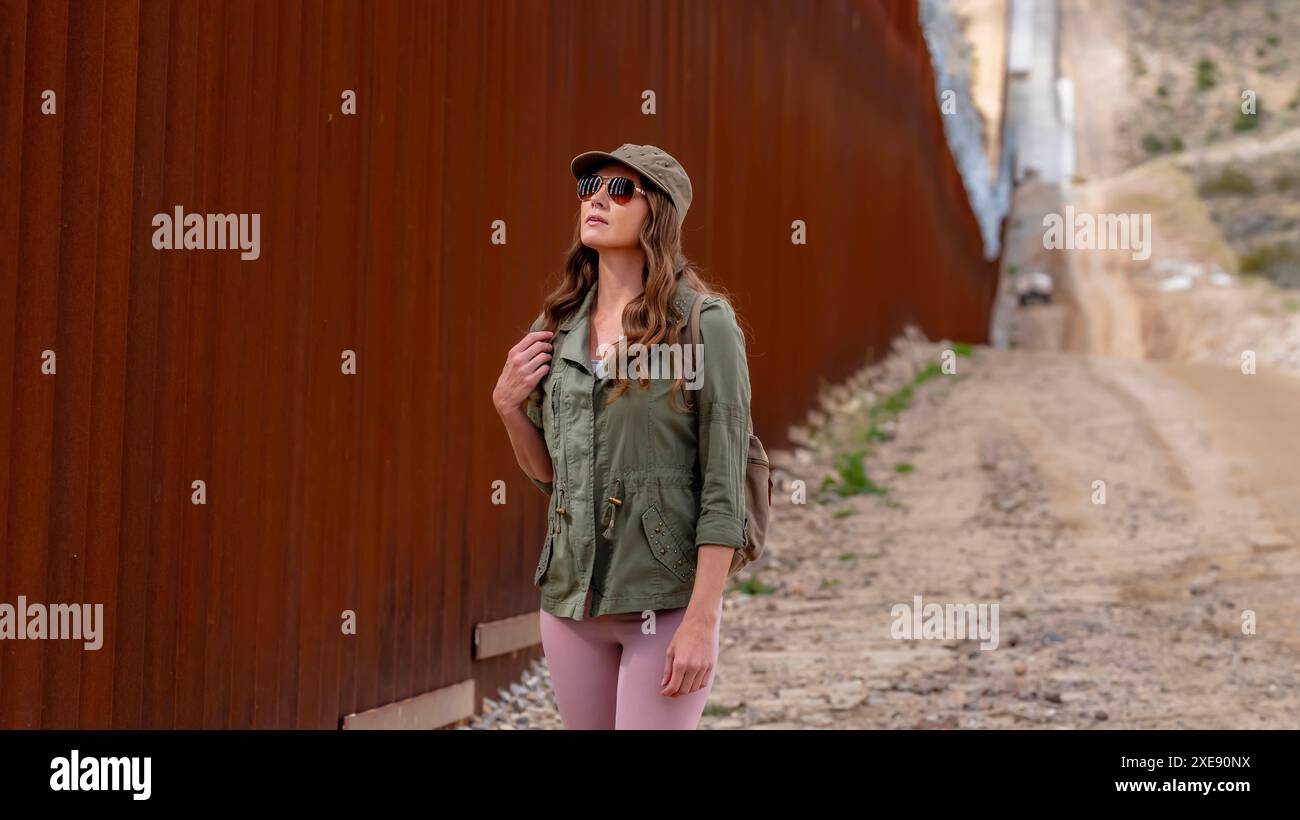 Voyage désespéré : migrant navigue sur le mur frontalier de Jacumba à la recherche d'une entrée aux États-Unis Banque D'Images