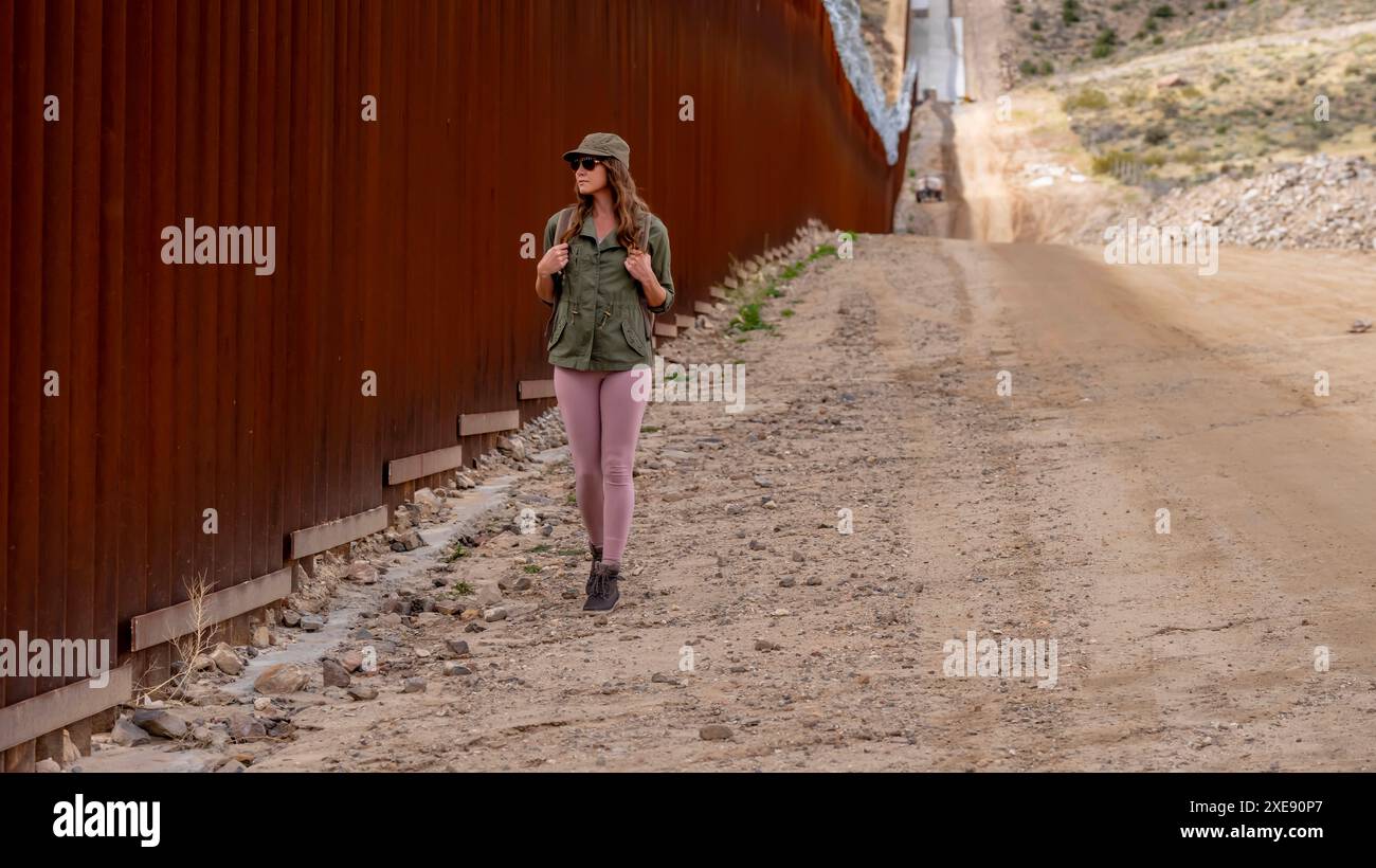 Voyage désespéré : migrant navigue sur le mur frontalier de Jacumba à la recherche d'une entrée aux États-Unis Banque D'Images