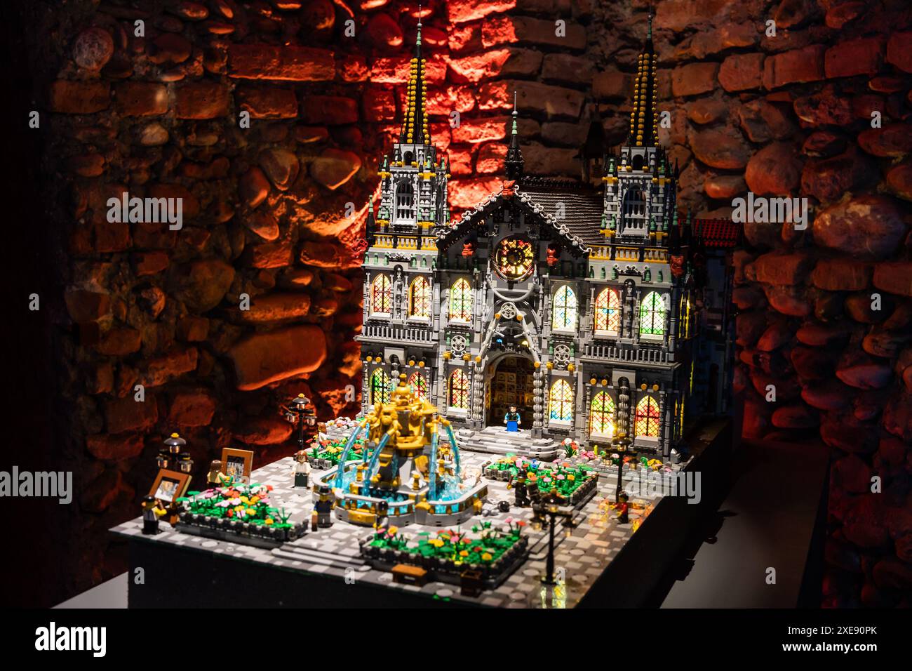 Blocs de construction en plastique coloré - plaisir et éducation Banque D'Images